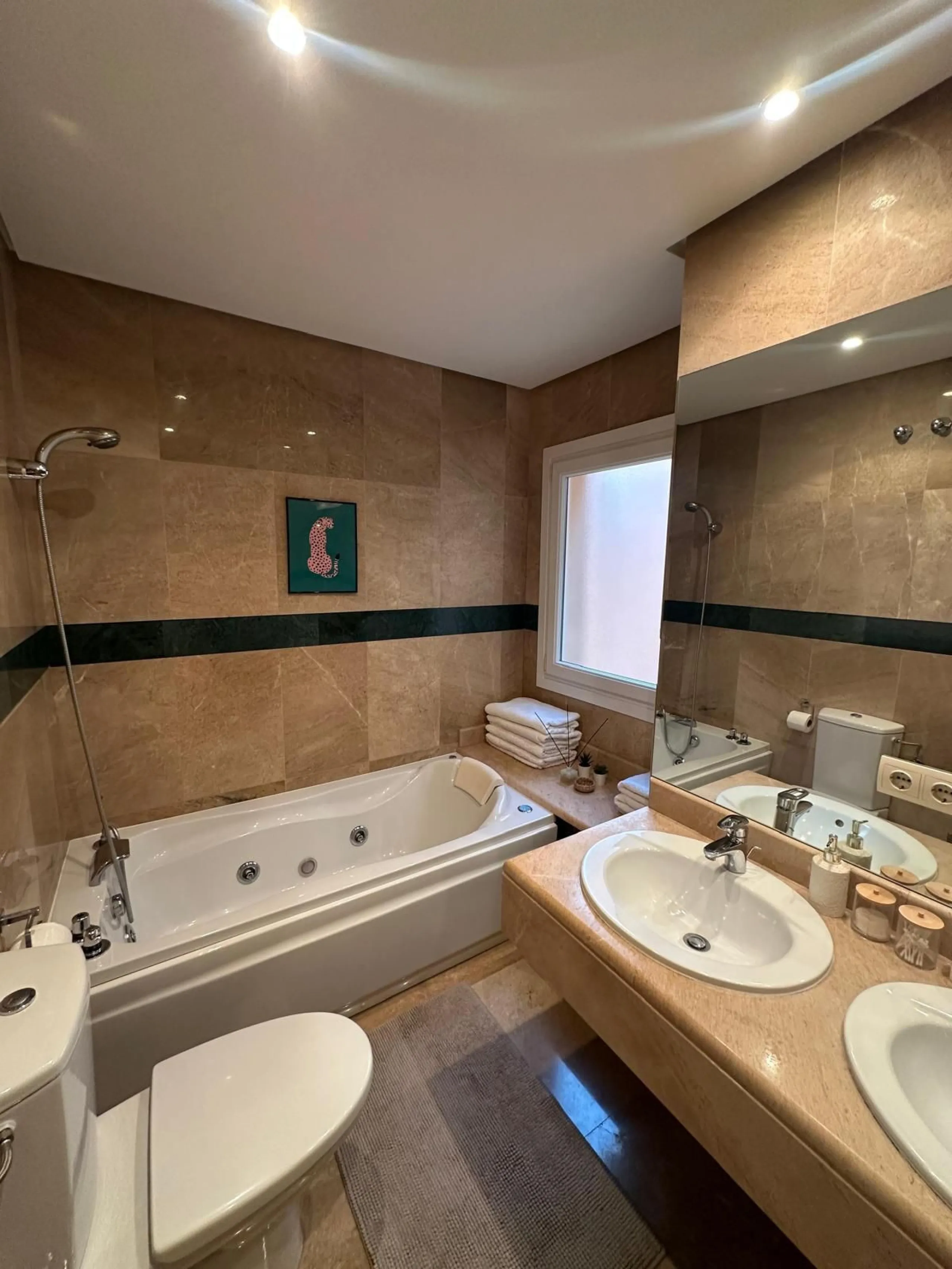Spacious and elegant 2 bedroom apartment located in the prestigious urbanization Vista Real, in the heart of Nueva Andalucía. This exclusive residential area stands out for its tranquility, security and proximity to golf courses, shops, restaurants and th