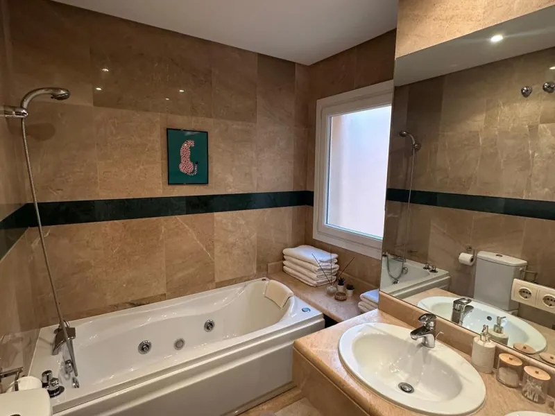 Spacious and elegant 2 bedroom apartment located in the prestigious urbanization Vista Real, in the heart of Nueva Andalucía. This exclusive residential area stands out for its tranquility, security and proximity to golf courses, shops, restaurants and th
