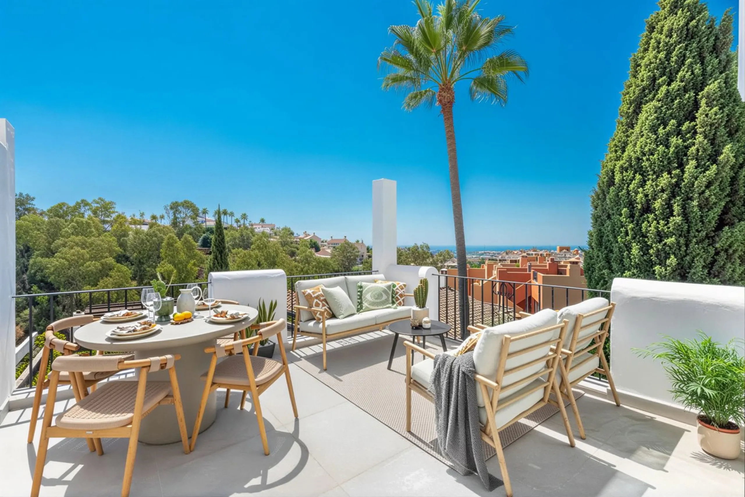 South-facing, move-in ready apartment with panoramic sea views.