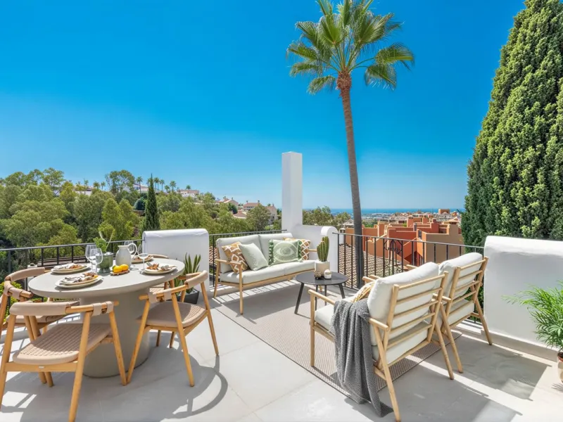 South-facing, move-in ready apartment with panoramic sea views.