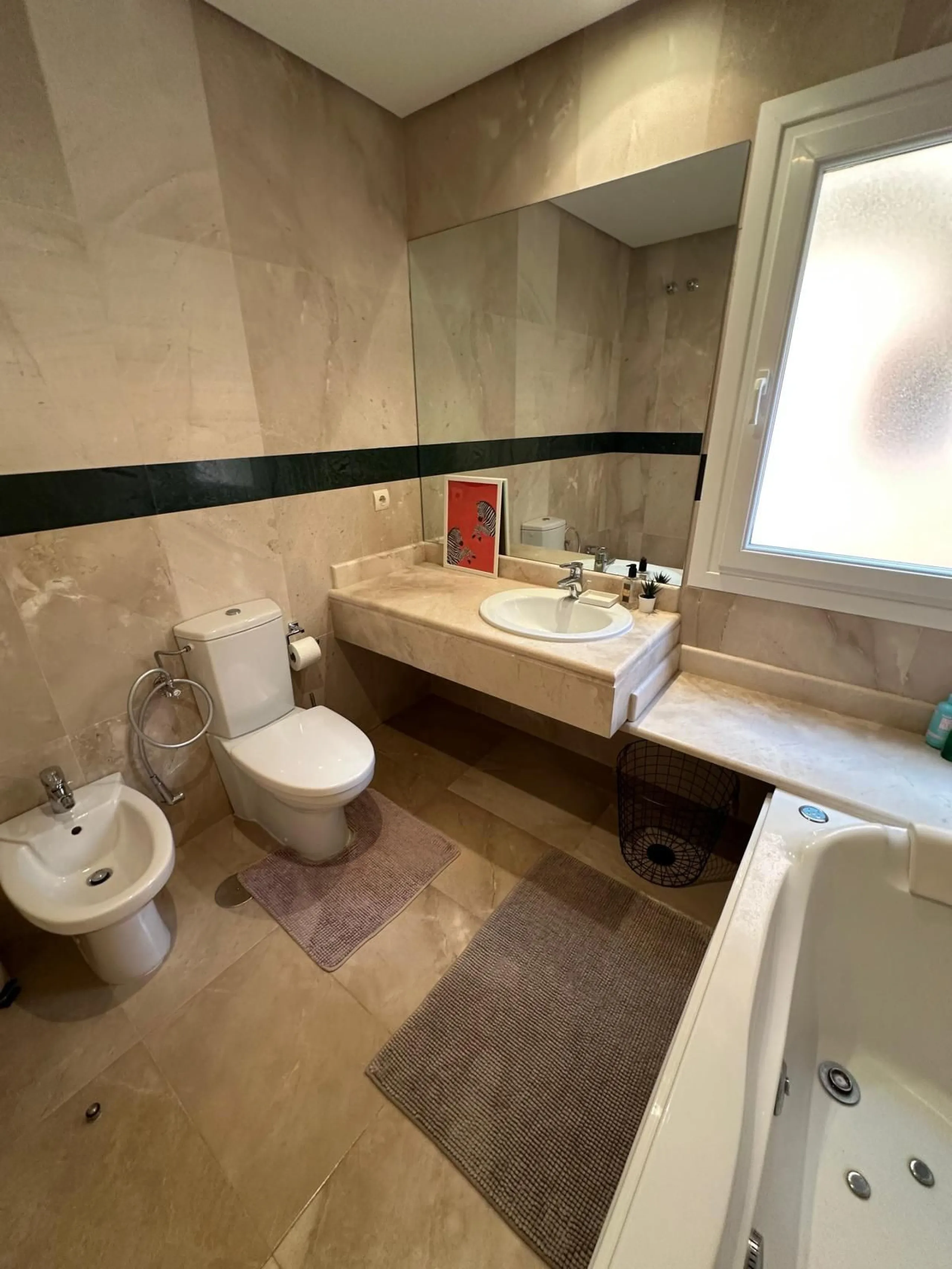 Spacious and elegant 2 bedroom apartment located in the prestigious urbanization Vista Real, in the heart of Nueva Andalucía. This exclusive residential area stands out for its tranquility, security and proximity to golf courses, shops, restaurants and th