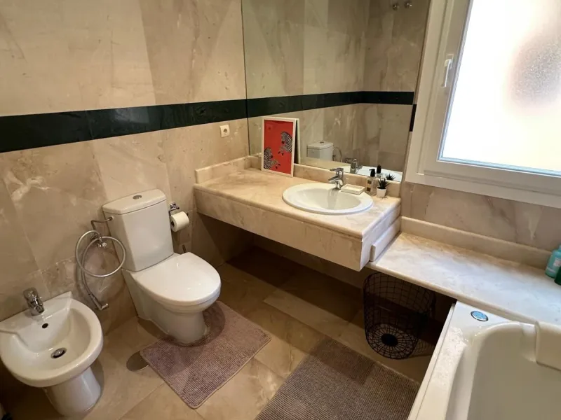 Spacious and elegant 2 bedroom apartment located in the prestigious urbanization Vista Real, in the heart of Nueva Andalucía. This exclusive residential area stands out for its tranquility, security and proximity to golf courses, shops, restaurants and th