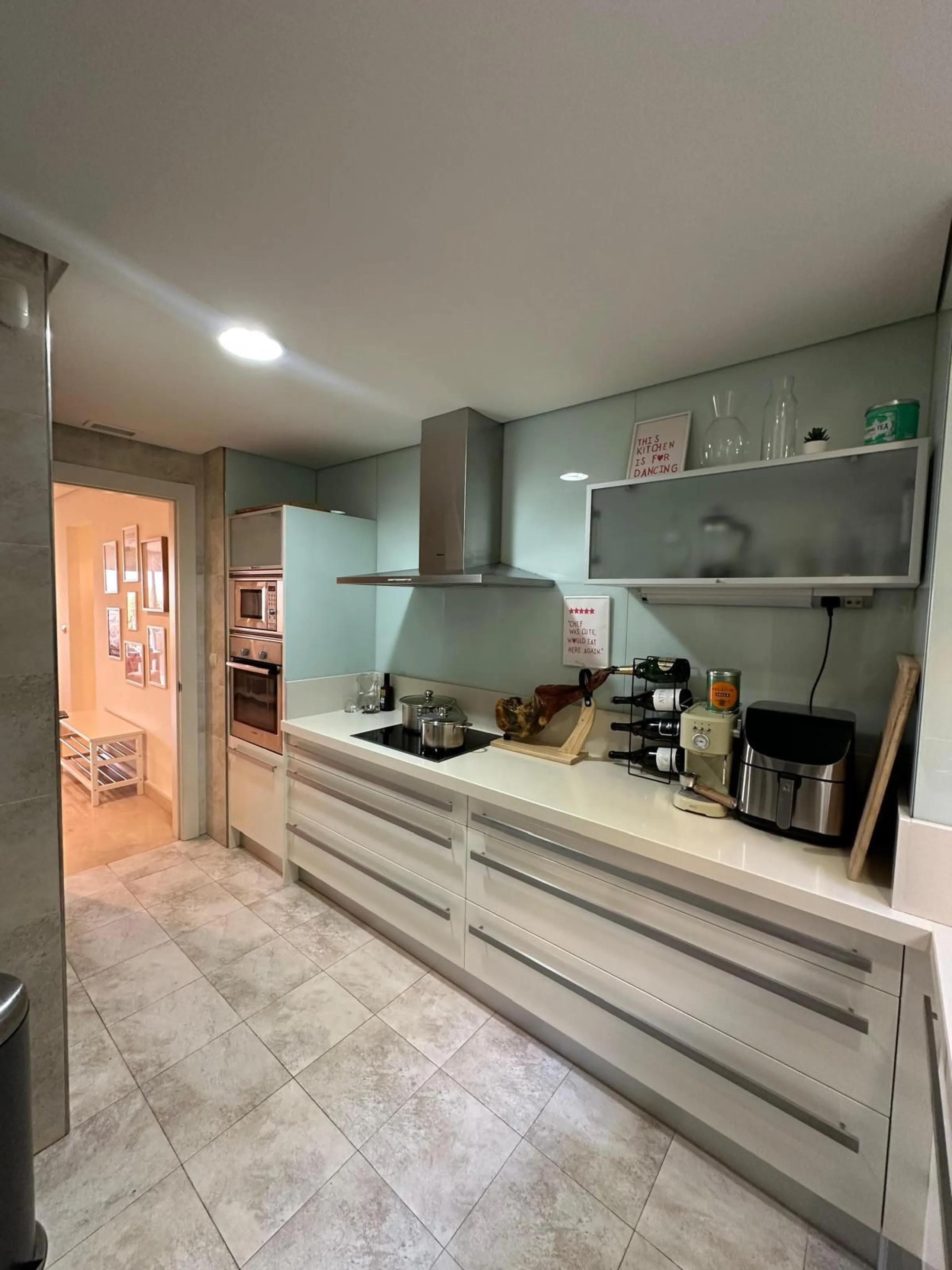 Spacious and elegant 2 bedroom apartment located in the prestigious urbanization Vista Real, in the heart of Nueva Andalucía. This exclusive residential area stands out for its tranquility, security and proximity to golf courses, shops, restaurants and th