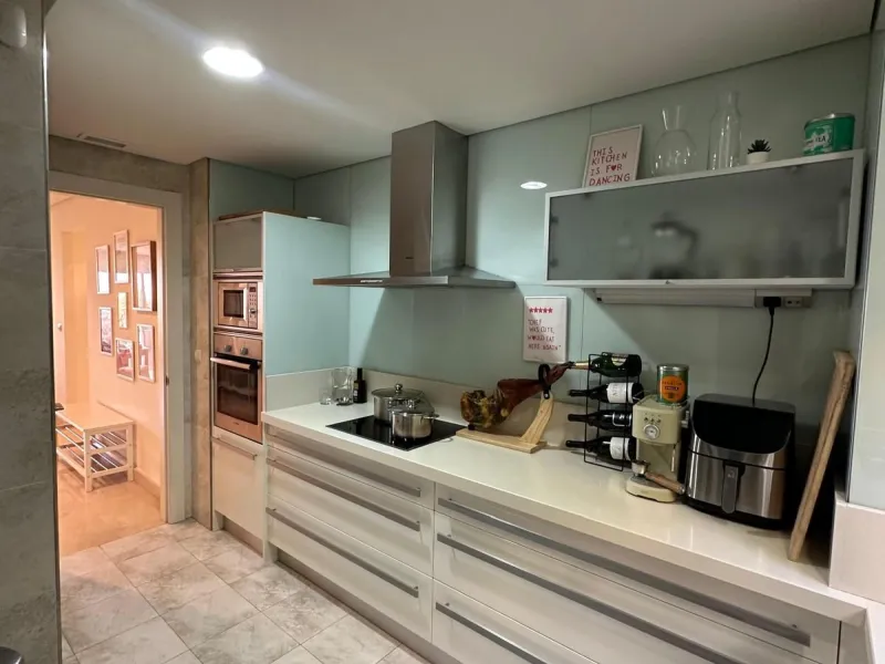 Spacious and elegant 2 bedroom apartment located in the prestigious urbanization Vista Real, in the heart of Nueva Andalucía. This exclusive residential area stands out for its tranquility, security and proximity to golf courses, shops, restaurants and th