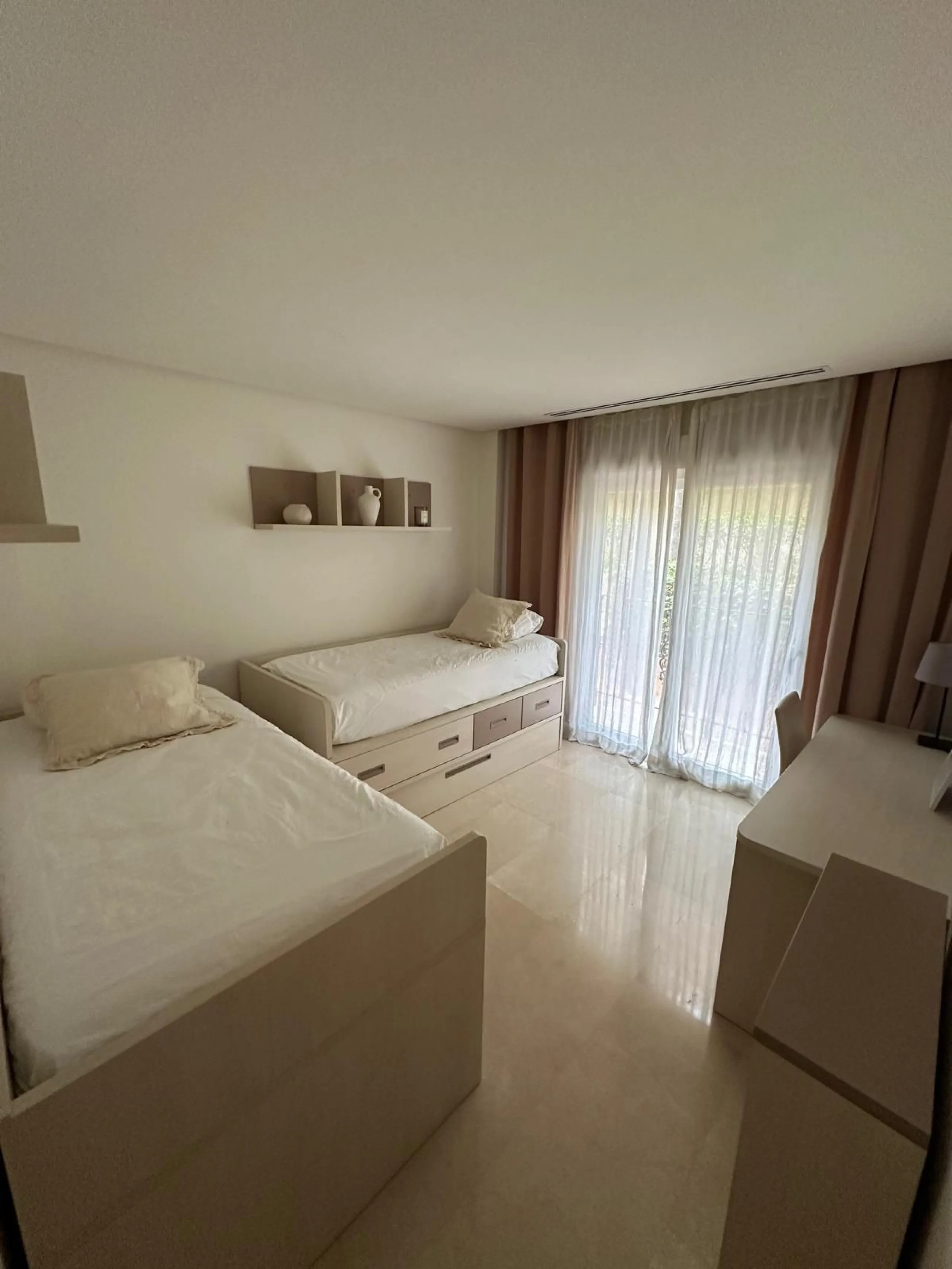 Spacious and elegant 2 bedroom apartment located in the prestigious urbanization Vista Real, in the heart of Nueva Andalucía. This exclusive residential area stands out for its tranquility, security and proximity to golf courses, shops, restaurants and th