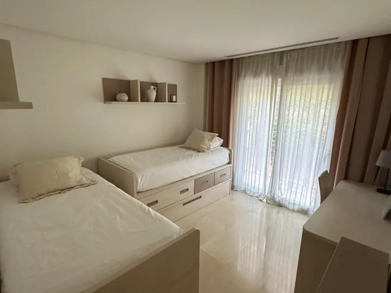 Spacious and elegant 2 bedroom apartment located in the prestigious urbanization Vista Real, in the heart of Nueva Andalucía. This exclusive residential area stands out for its tranquility, security and proximity to golf courses, shops, restaurants and th