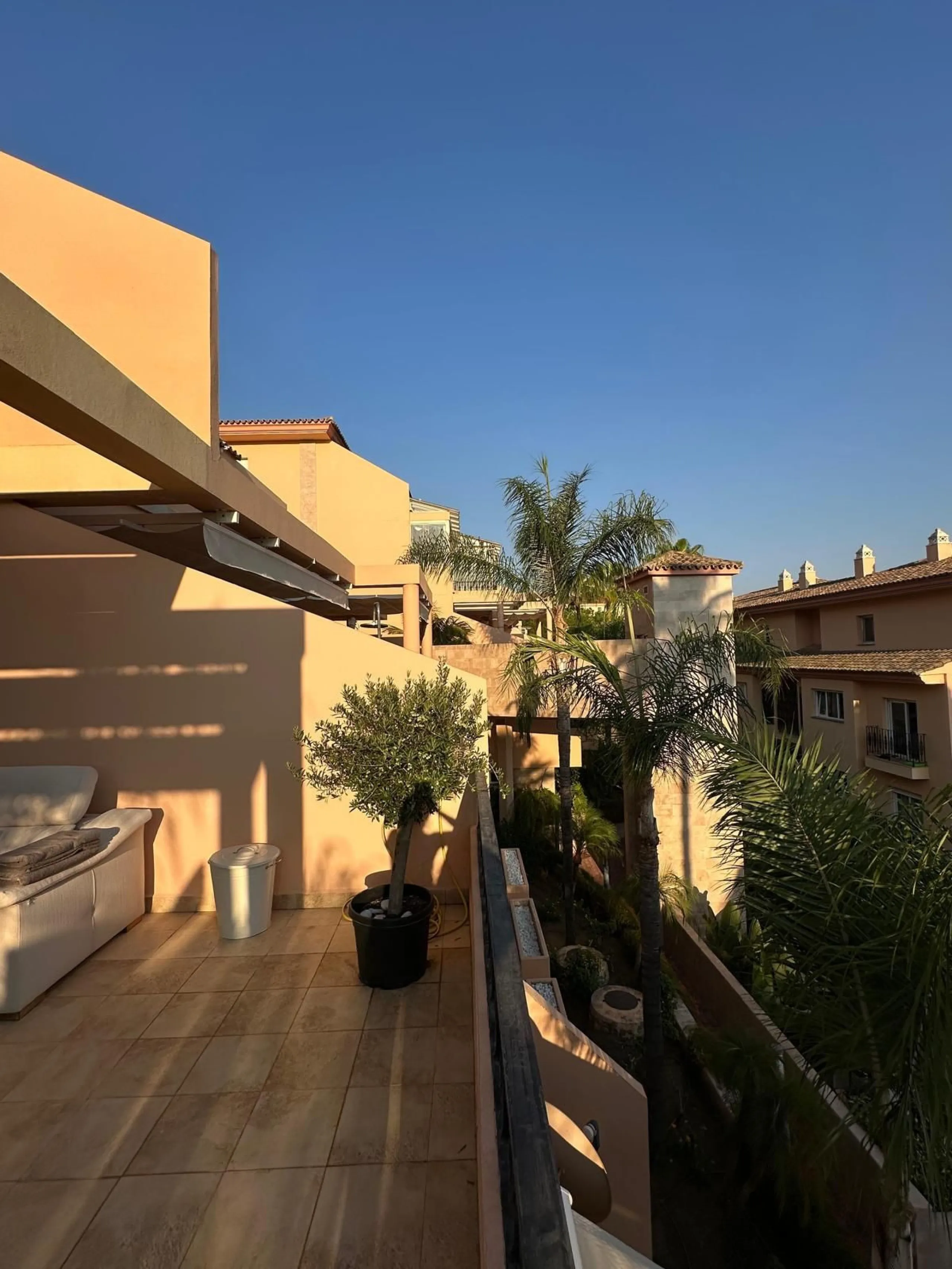 Spacious and elegant 2 bedroom apartment located in the prestigious urbanization Vista Real, in the heart of Nueva Andalucía. This exclusive residential area stands out for its tranquility, security and proximity to golf courses, shops, restaurants and th