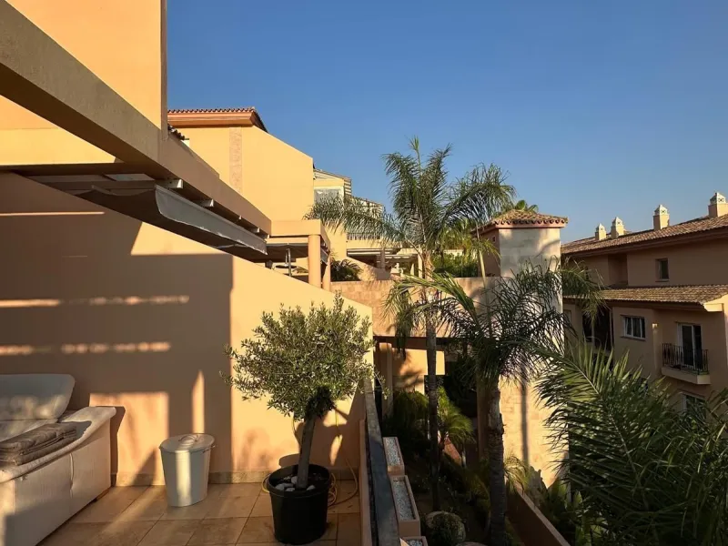 Spacious and elegant 2 bedroom apartment located in the prestigious urbanization Vista Real, in the heart of Nueva Andalucía. This exclusive residential area stands out for its tranquility, security and proximity to golf courses, shops, restaurants and th