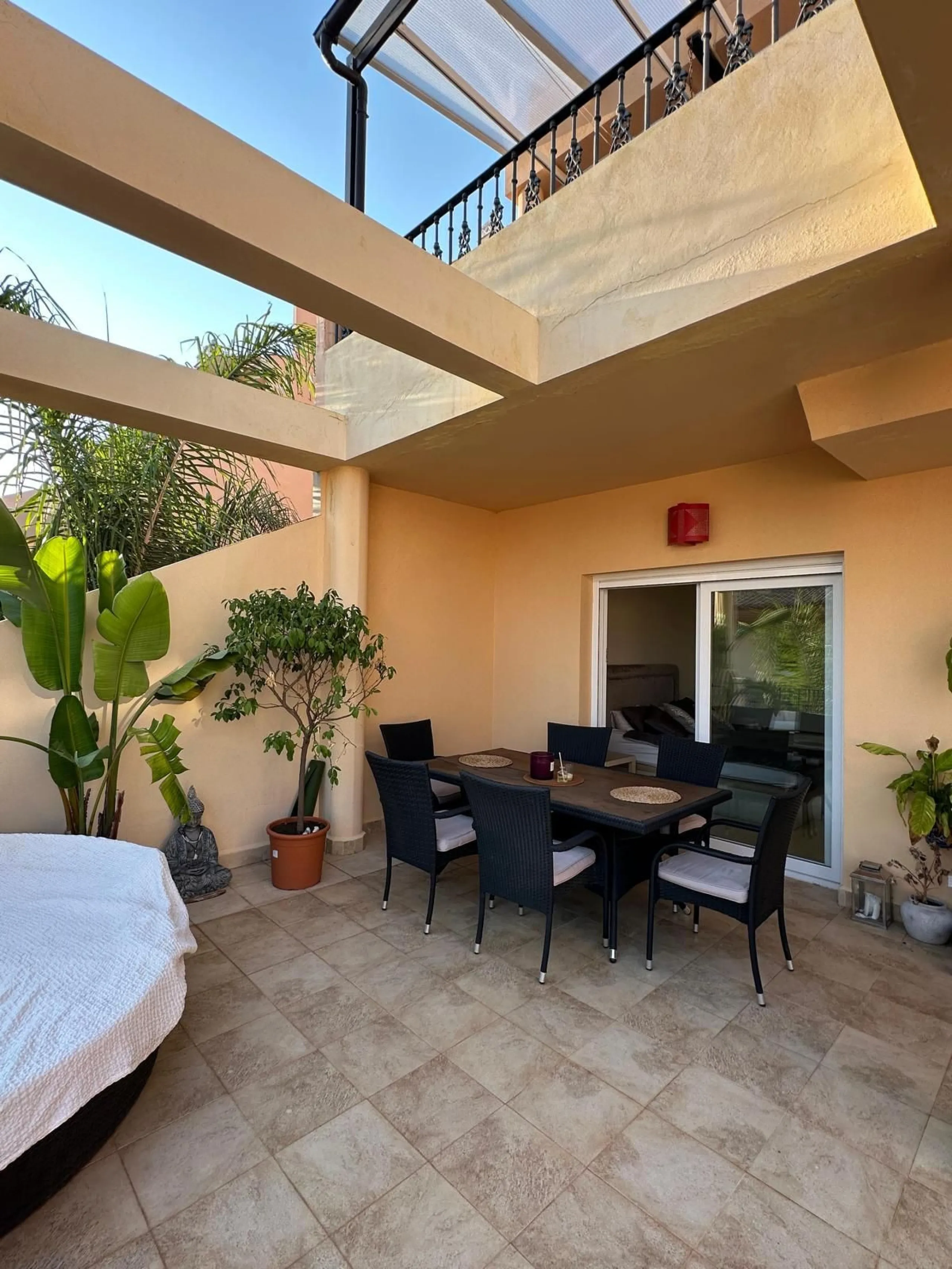 Spacious and elegant 2 bedroom apartment located in the prestigious urbanization Vista Real, in the heart of Nueva Andalucía. This exclusive residential area stands out for its tranquility, security and proximity to golf courses, shops, restaurants and th
