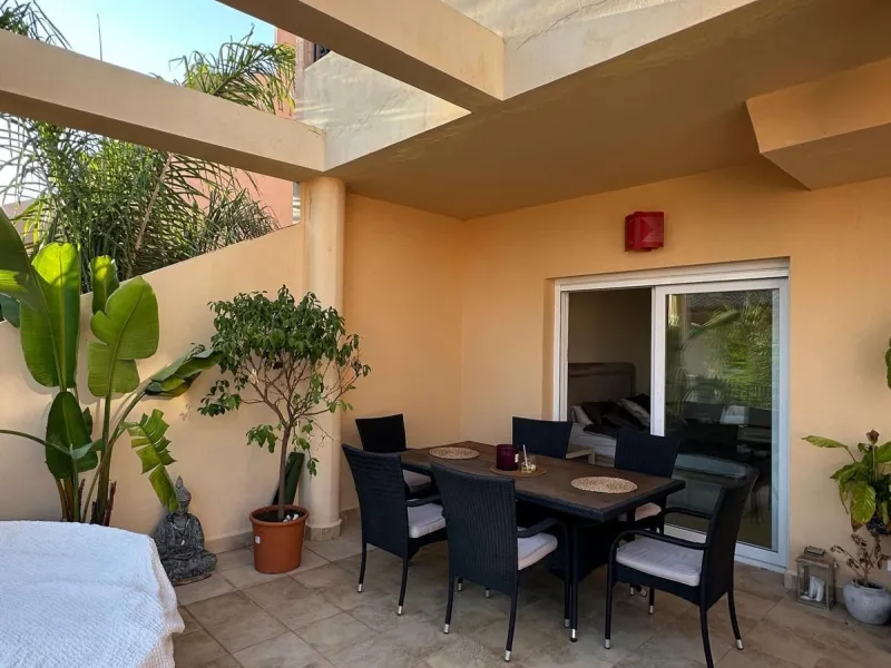 Spacious and elegant 2 bedroom apartment located in the prestigious urbanization Vista Real, in the heart of Nueva Andalucía. This exclusive residential area stands out for its tranquility, security and proximity to golf courses, shops, restaurants and th
