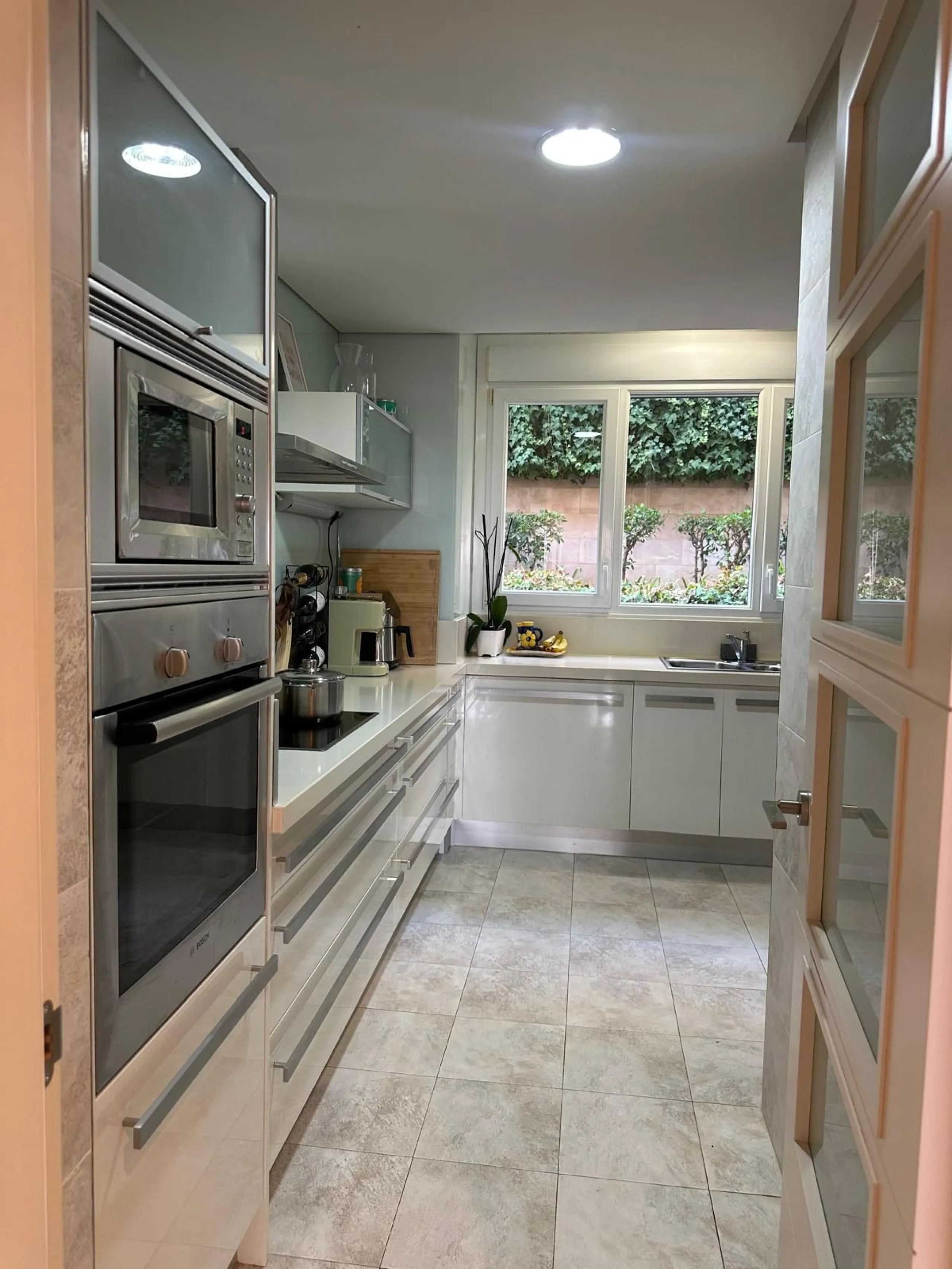 Spacious and elegant 2 bedroom apartment located in the prestigious urbanization Vista Real, in the heart of Nueva Andalucía. This exclusive residential area stands out for its tranquility, security and proximity to golf courses, shops, restaurants and th