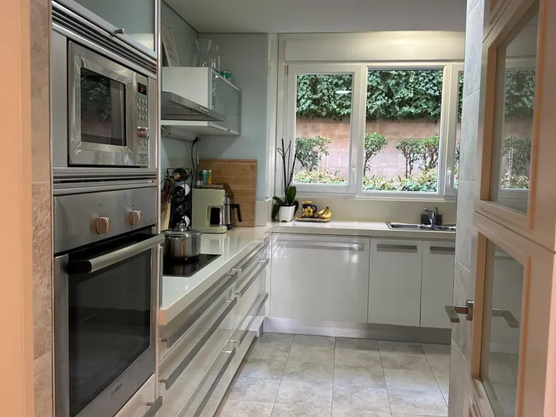 Spacious and elegant 2 bedroom apartment located in the prestigious urbanization Vista Real, in the heart of Nueva Andalucía. This exclusive residential area stands out for its tranquility, security and proximity to golf courses, shops, restaurants and th