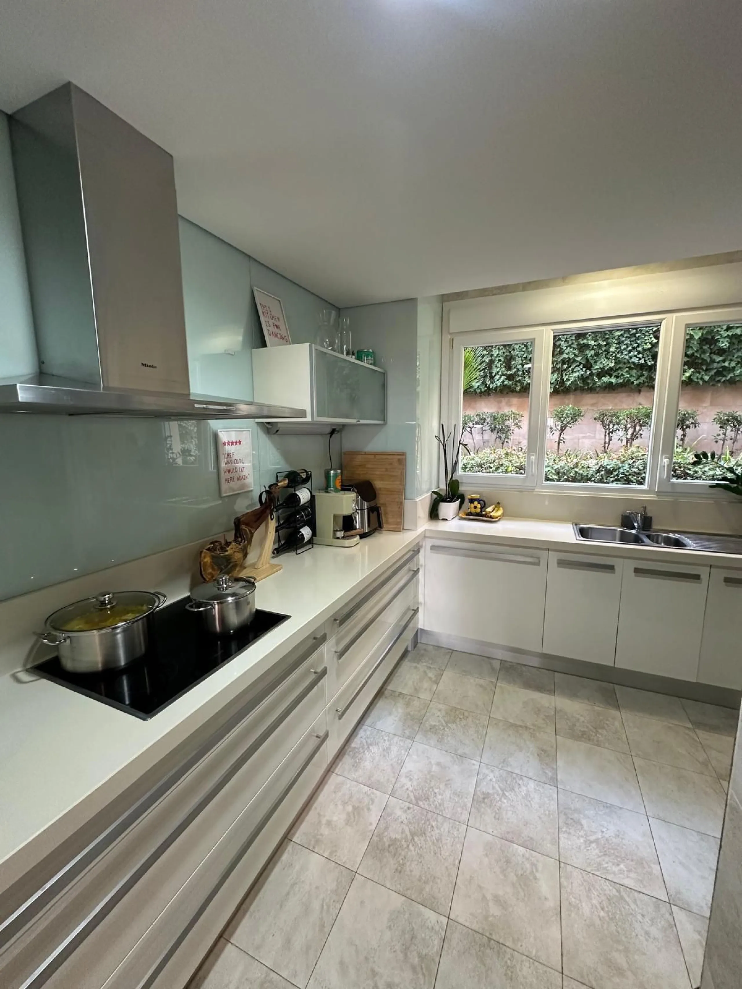 Spacious and elegant 2 bedroom apartment located in the prestigious urbanization Vista Real, in the heart of Nueva Andalucía. This exclusive residential area stands out for its tranquility, security and proximity to golf courses, shops, restaurants and th