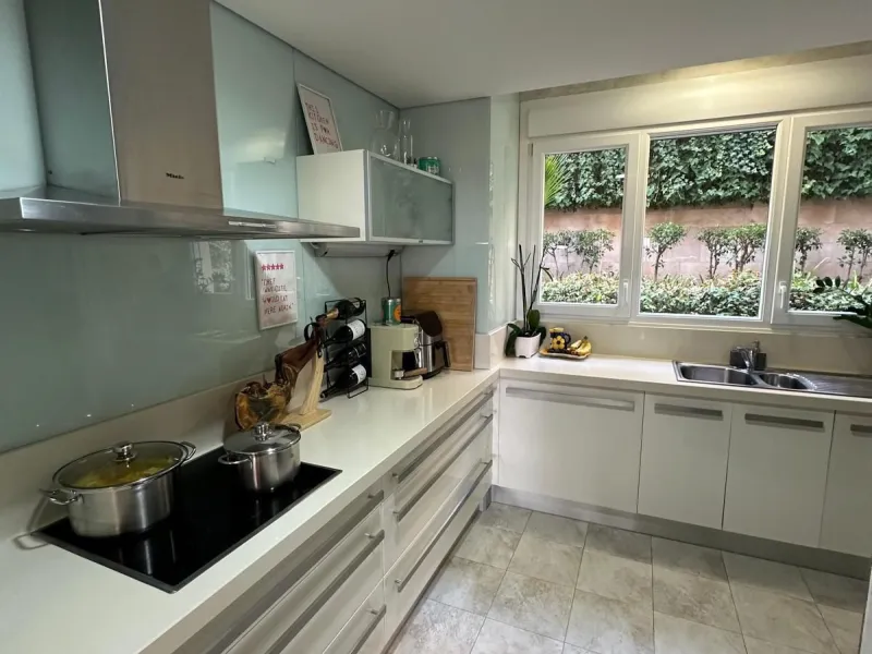 Spacious and elegant 2 bedroom apartment located in the prestigious urbanization Vista Real, in the heart of Nueva Andalucía. This exclusive residential area stands out for its tranquility, security and proximity to golf courses, shops, restaurants and th