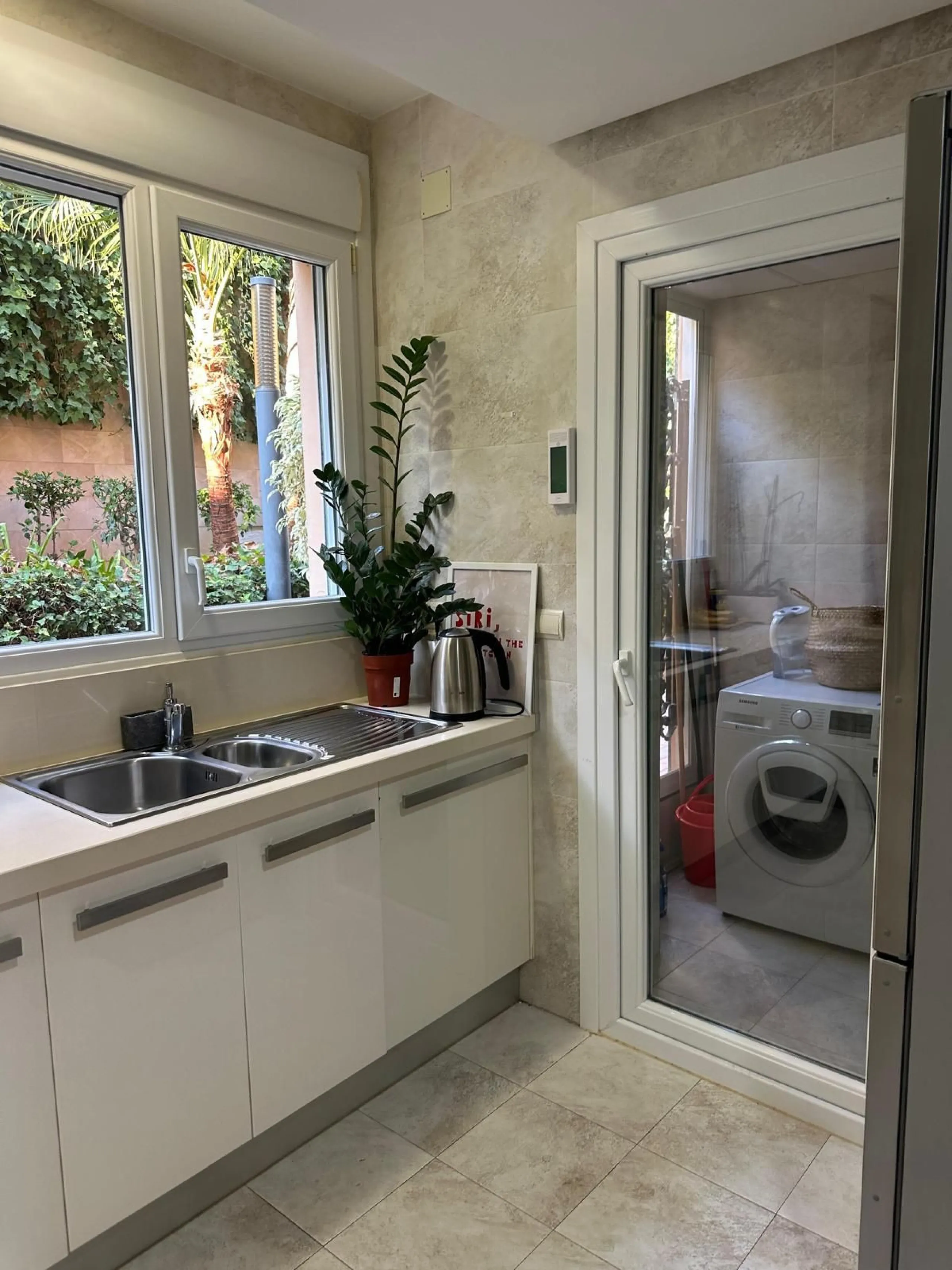 Spacious and elegant 2 bedroom apartment located in the prestigious urbanization Vista Real, in the heart of Nueva Andalucía. This exclusive residential area stands out for its tranquility, security and proximity to golf courses, shops, restaurants and th