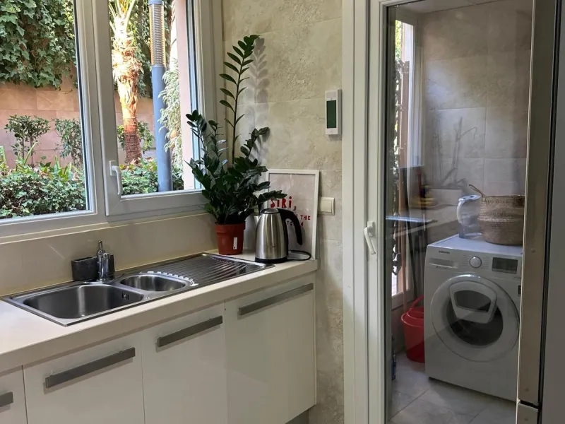 Spacious and elegant 2 bedroom apartment located in the prestigious urbanization Vista Real, in the heart of Nueva Andalucía. This exclusive residential area stands out for its tranquility, security and proximity to golf courses, shops, restaurants and th