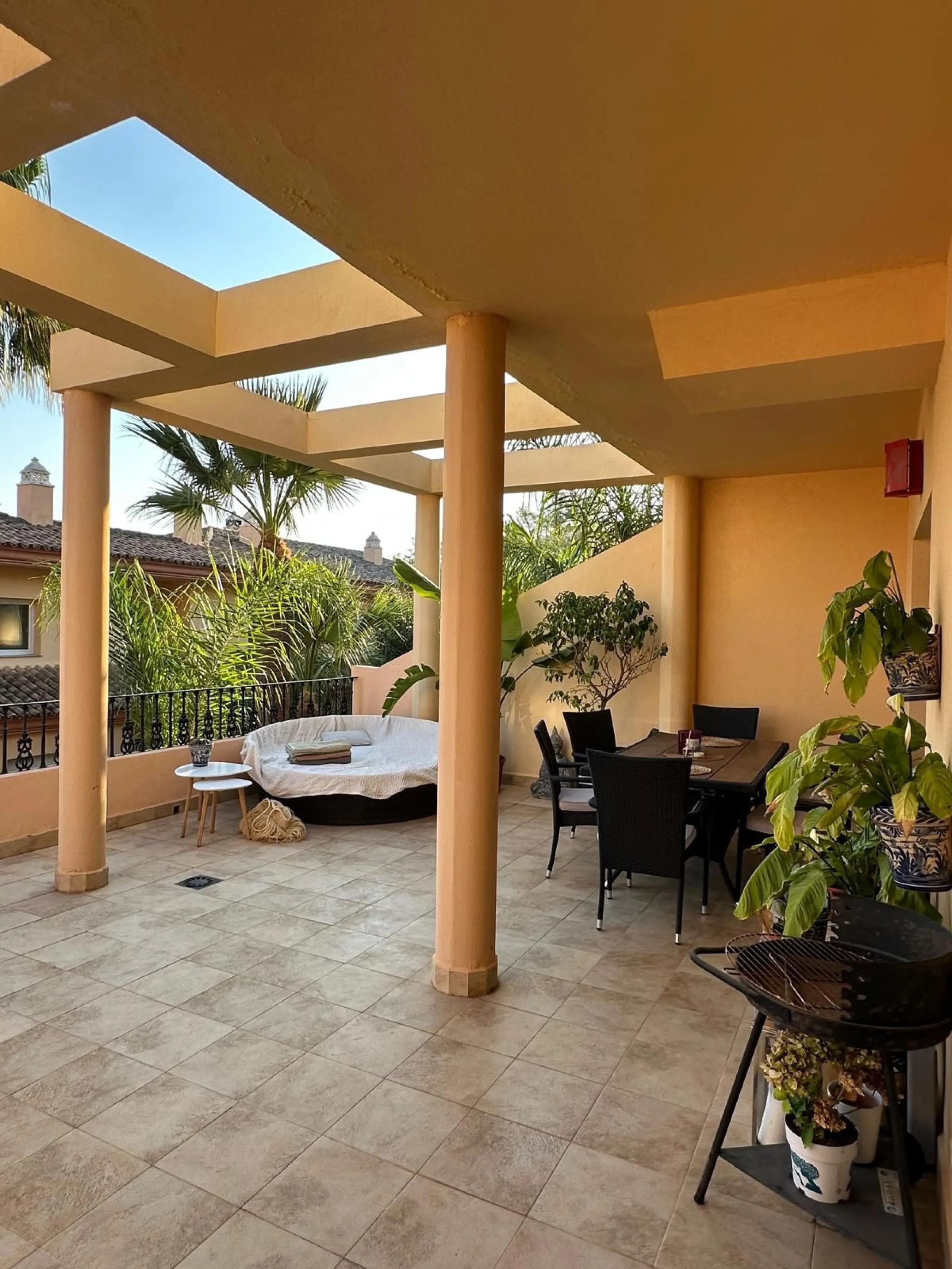 Spacious and elegant 2 bedroom apartment located in the prestigious urbanization Vista Real, in the heart of Nueva Andalucía. This exclusive residential area stands out for its tranquility, security and proximity to golf courses, shops, restaurants and th