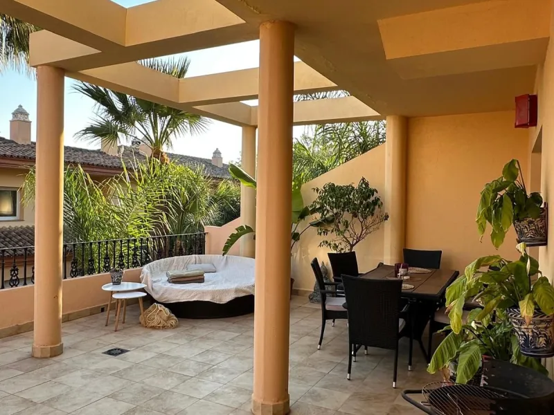 Spacious and elegant 2 bedroom apartment located in the prestigious urbanization Vista Real, in the heart of Nueva Andalucía. This exclusive residential area stands out for its tranquility, security and proximity to golf courses, shops, restaurants and th