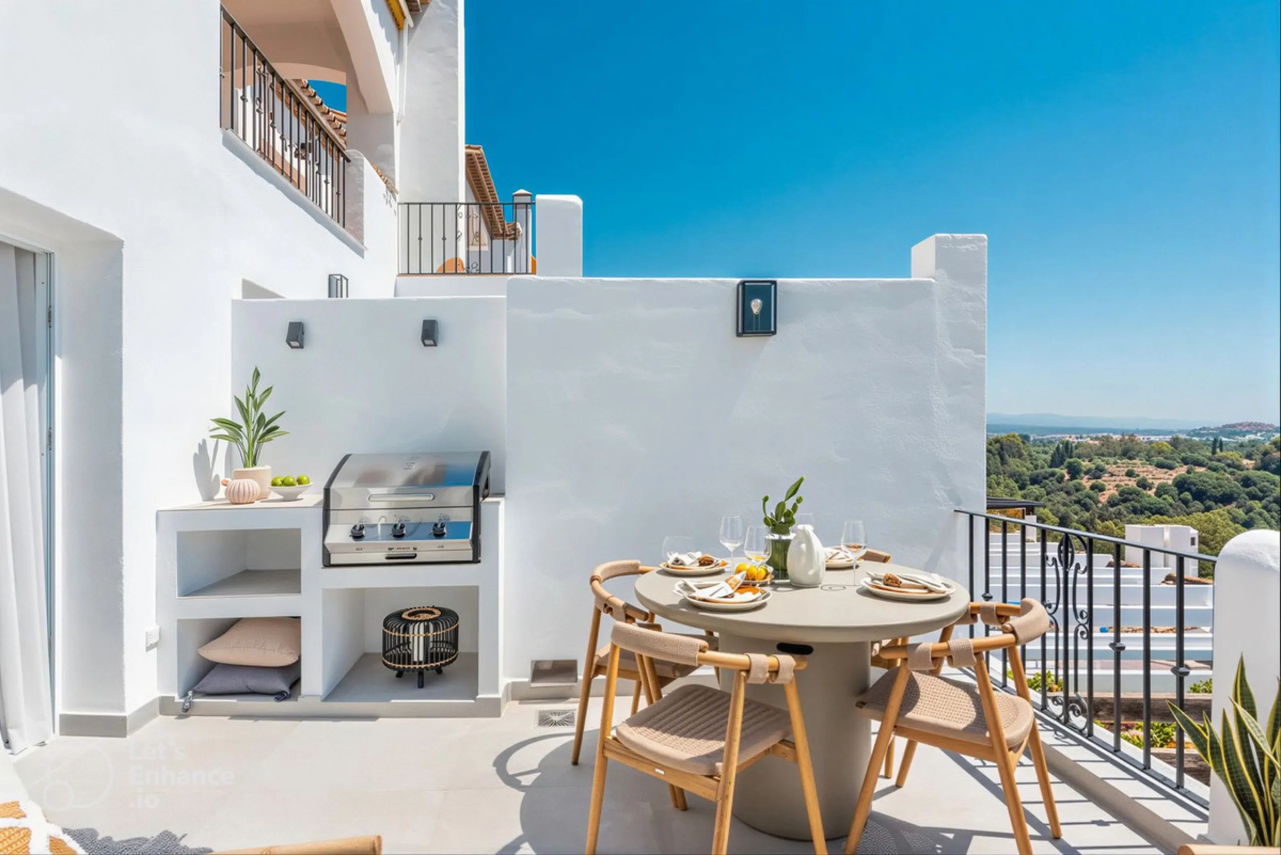 South-facing, move-in ready apartment with panoramic sea views.