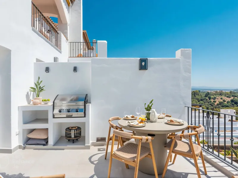 South-facing, move-in ready apartment with panoramic sea views.
