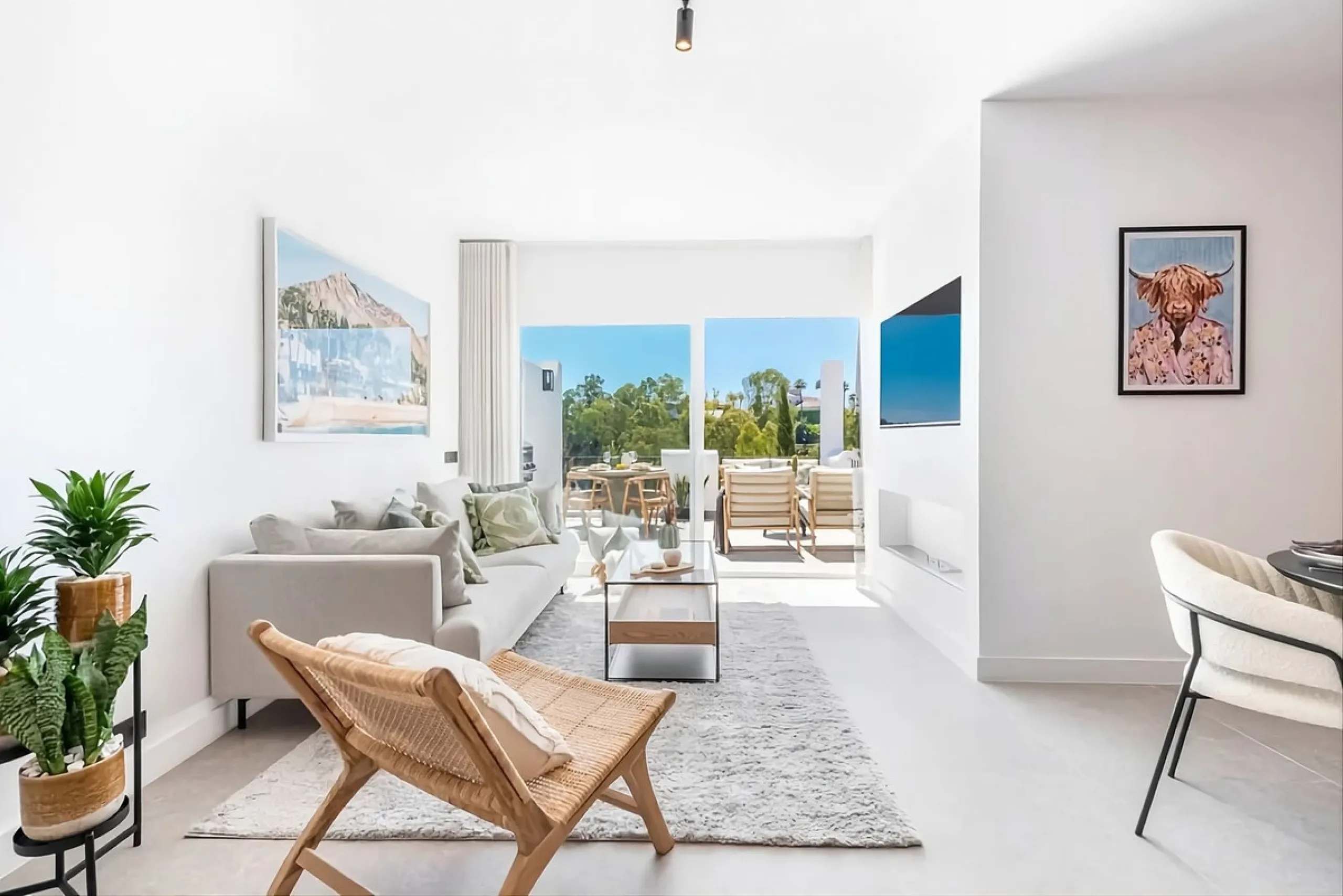 South-facing, move-in ready apartment with panoramic sea views.
