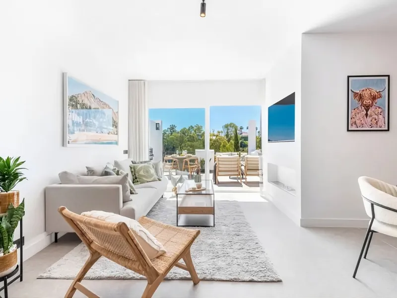 South-facing, move-in ready apartment with panoramic sea views.
