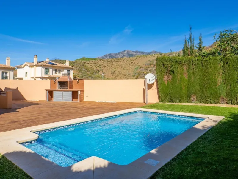 Corner semi-detached house with private pool in one of the best areas of Los Pacos