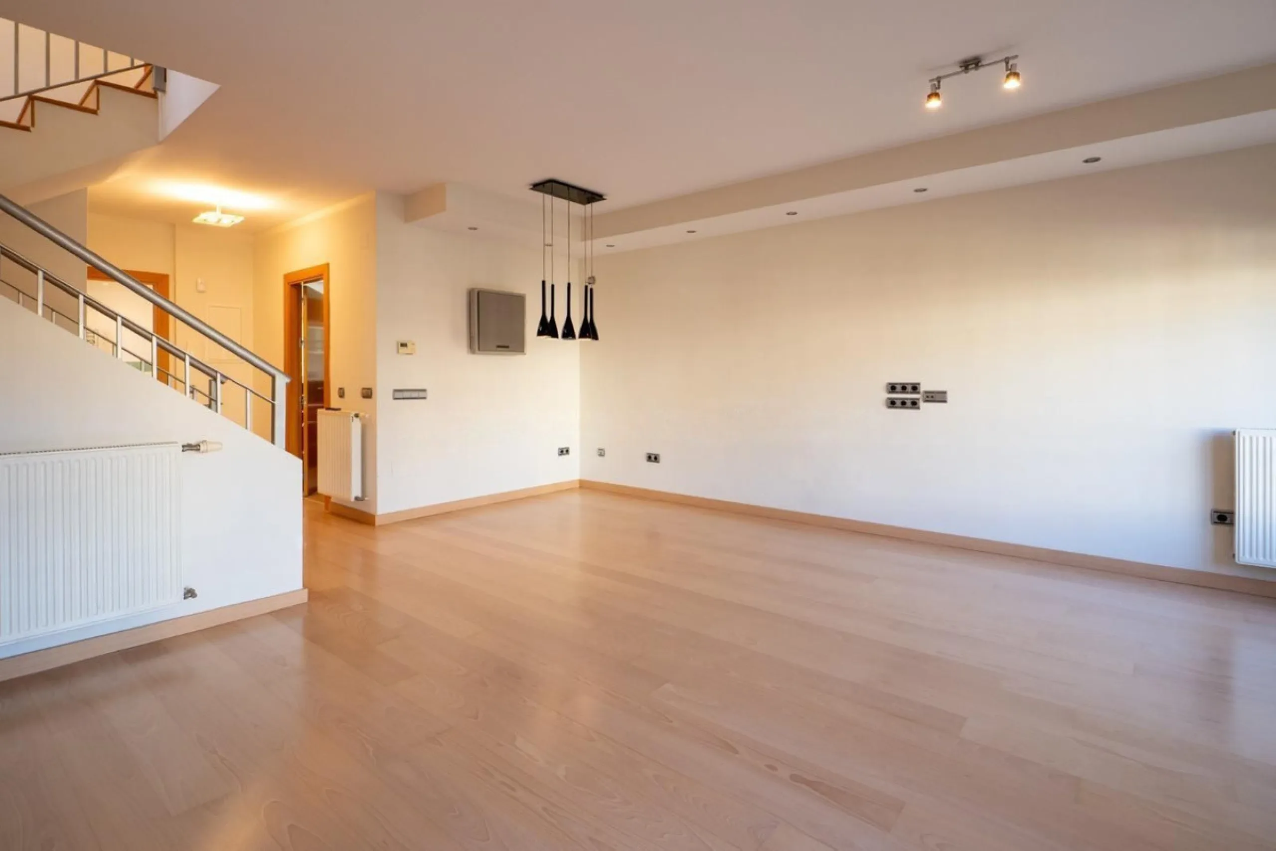 Corner semi-detached house with private pool in one of the best areas of Los Pacos