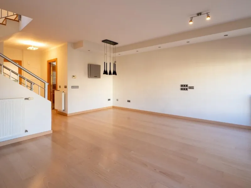 Corner semi-detached house with private pool in one of the best areas of Los Pacos