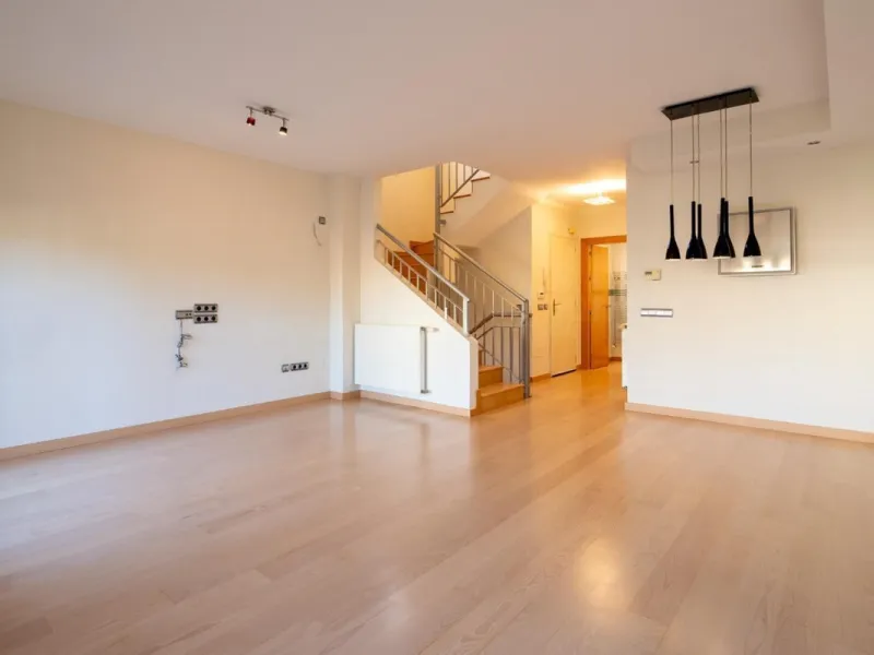 Corner semi-detached house with private pool in one of the best areas of Los Pacos