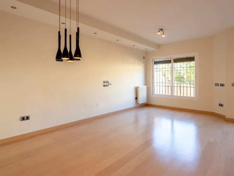 Corner semi-detached house with private pool in one of the best areas of Los Pacos