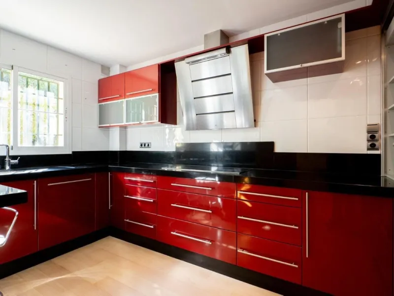 Corner semi-detached house with private pool in one of the best areas of Los Pacos