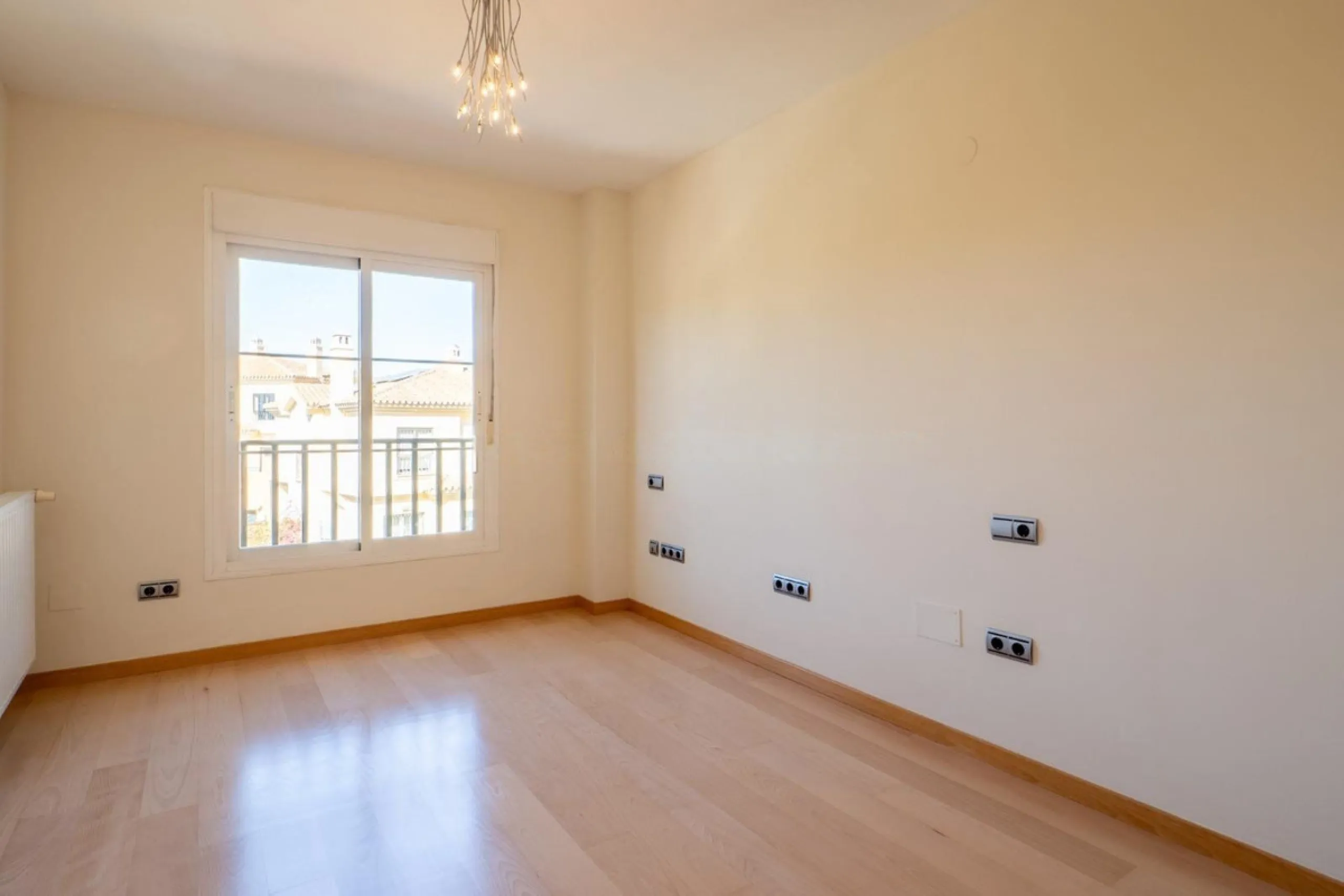 Corner semi-detached house with private pool in one of the best areas of Los Pacos