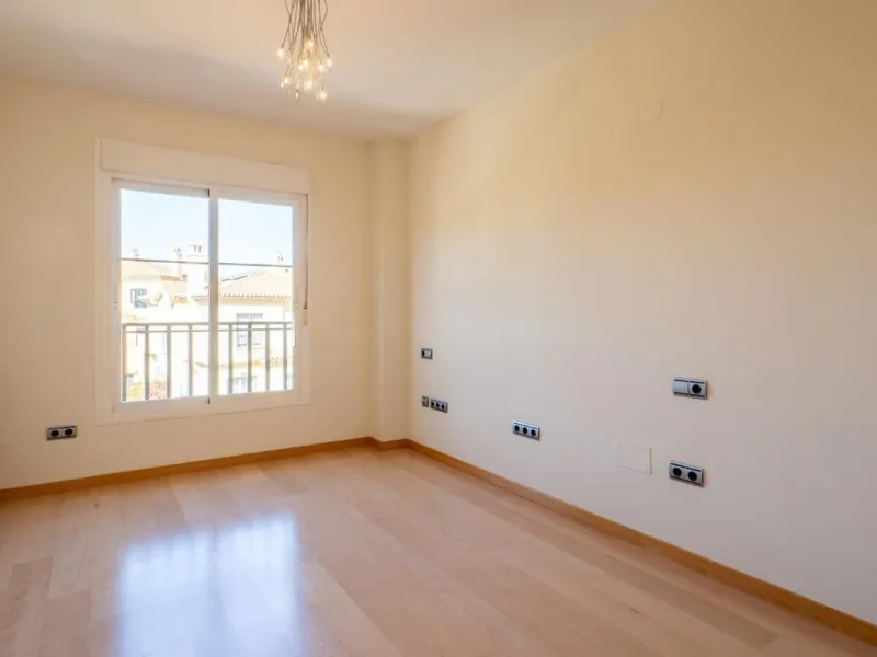 Corner semi-detached house with private pool in one of the best areas of Los Pacos