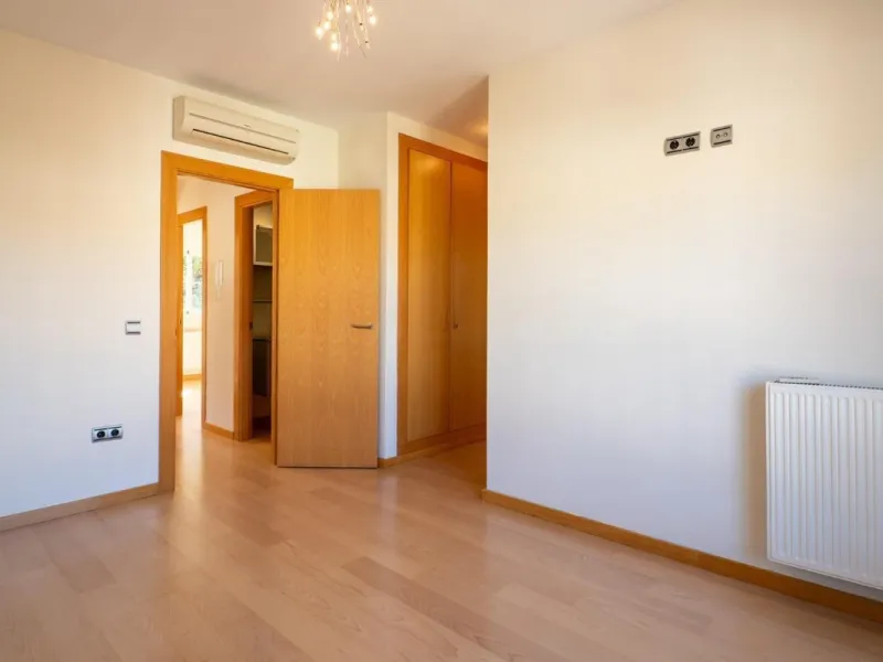 Corner semi-detached house with private pool in one of the best areas of Los Pacos