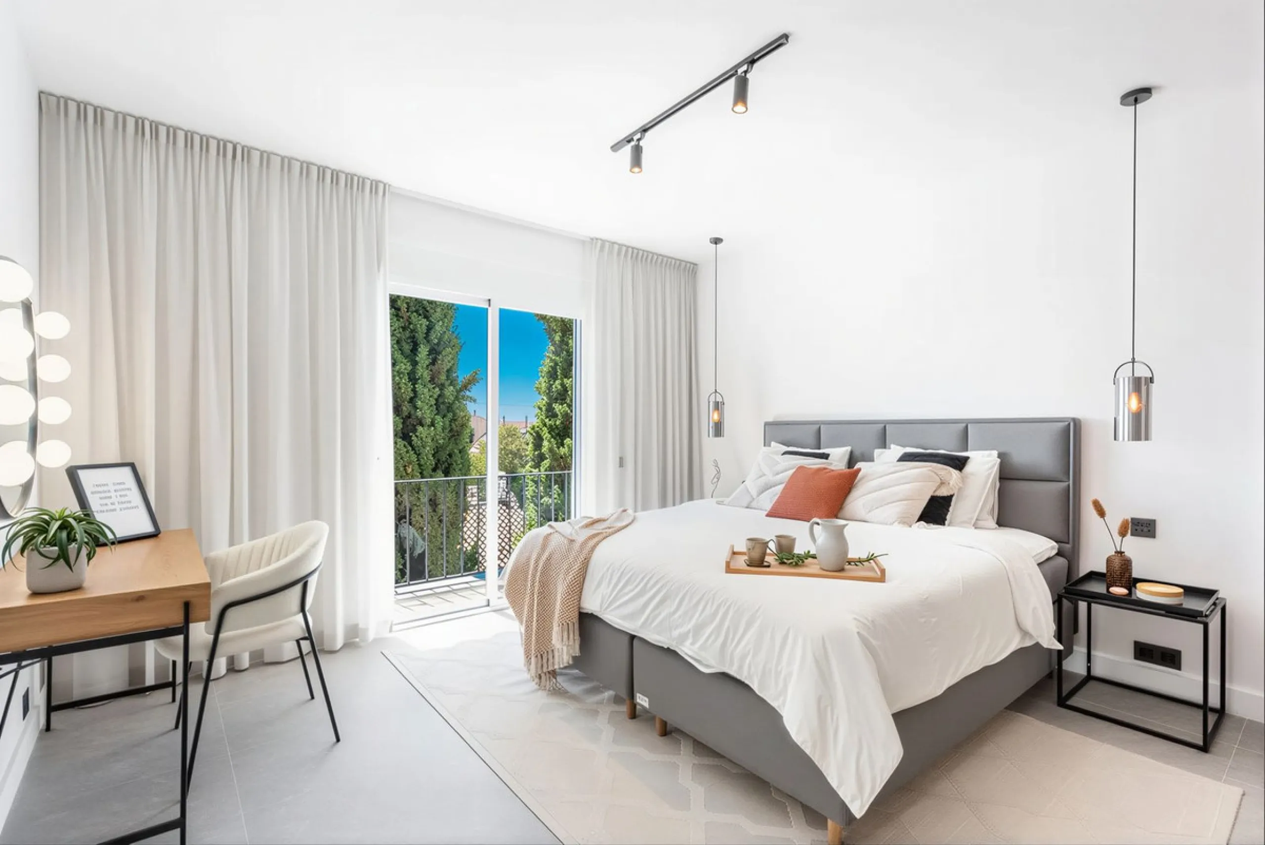 South-facing, move-in ready apartment with panoramic sea views.