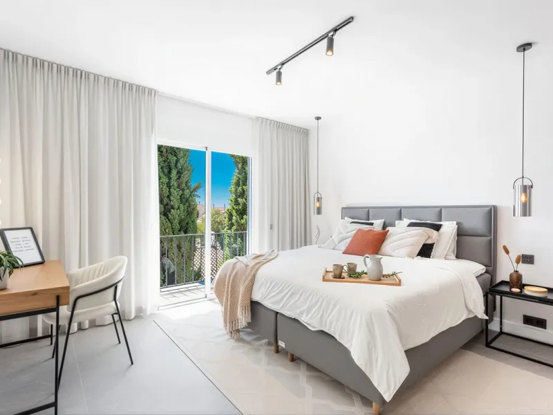 South-facing, move-in ready apartment with panoramic sea views.