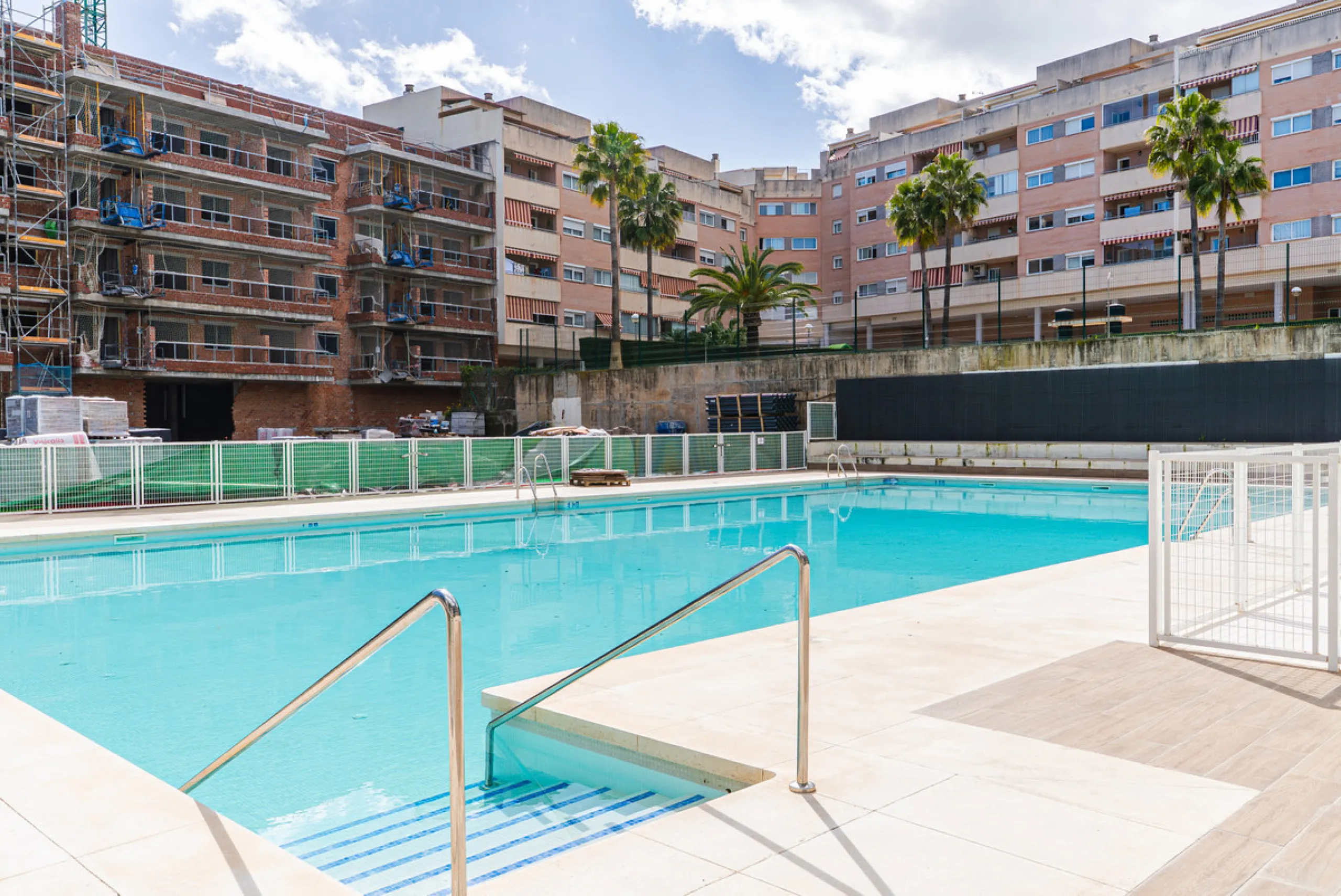 Discover a modern, light-filled 3-bedroom apartment designed for effortless Mediterranean living. Located in one of Mijas Costa's most dynamic and fast-growing areas, this elegant residence offers the perfect balance between comfort, convenience, and inve