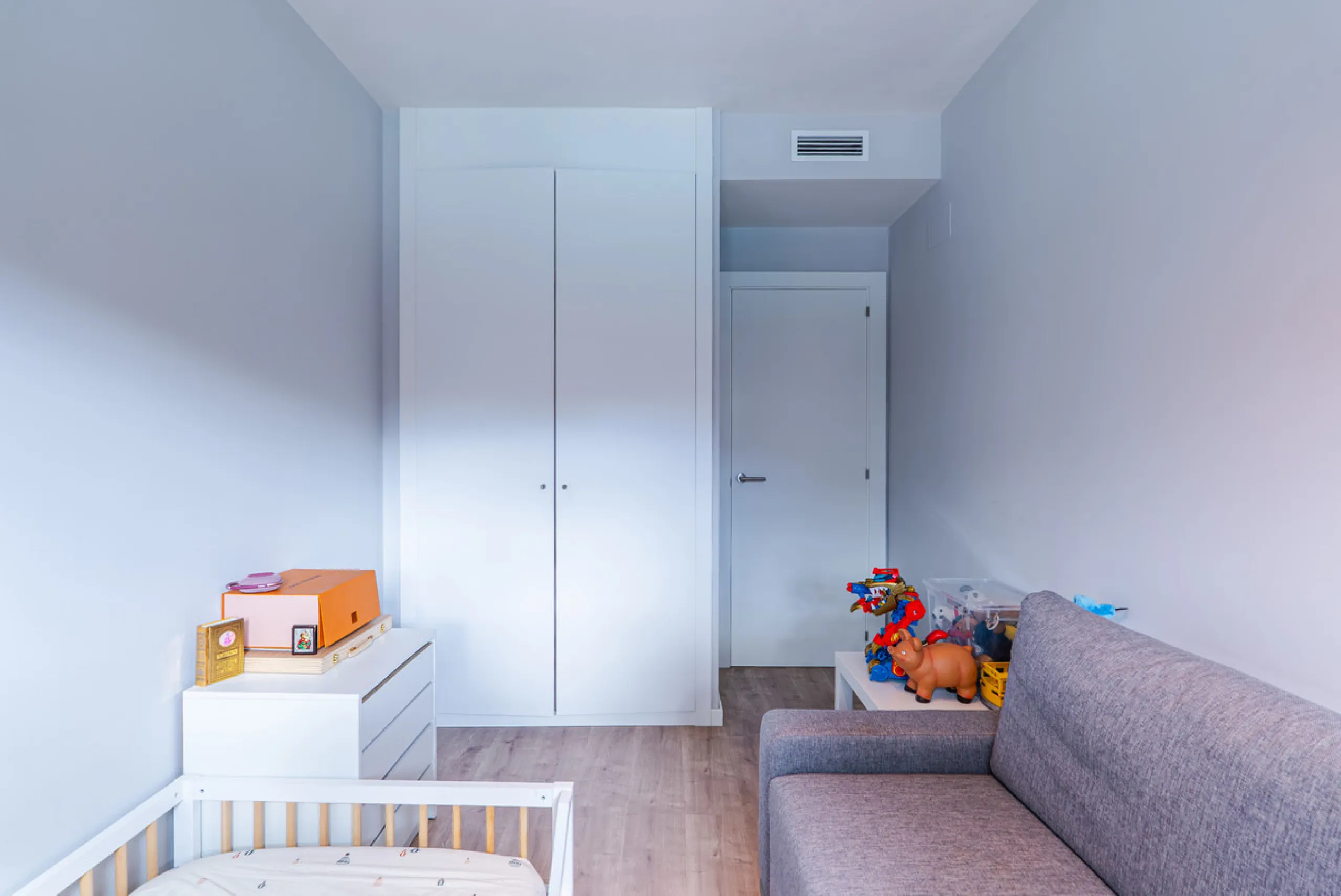 Discover a modern, light-filled 3-bedroom apartment designed for effortless Mediterranean living. Located in one of Mijas Costa's most dynamic and fast-growing areas, this elegant residence offers the perfect balance between comfort, convenience, and inve