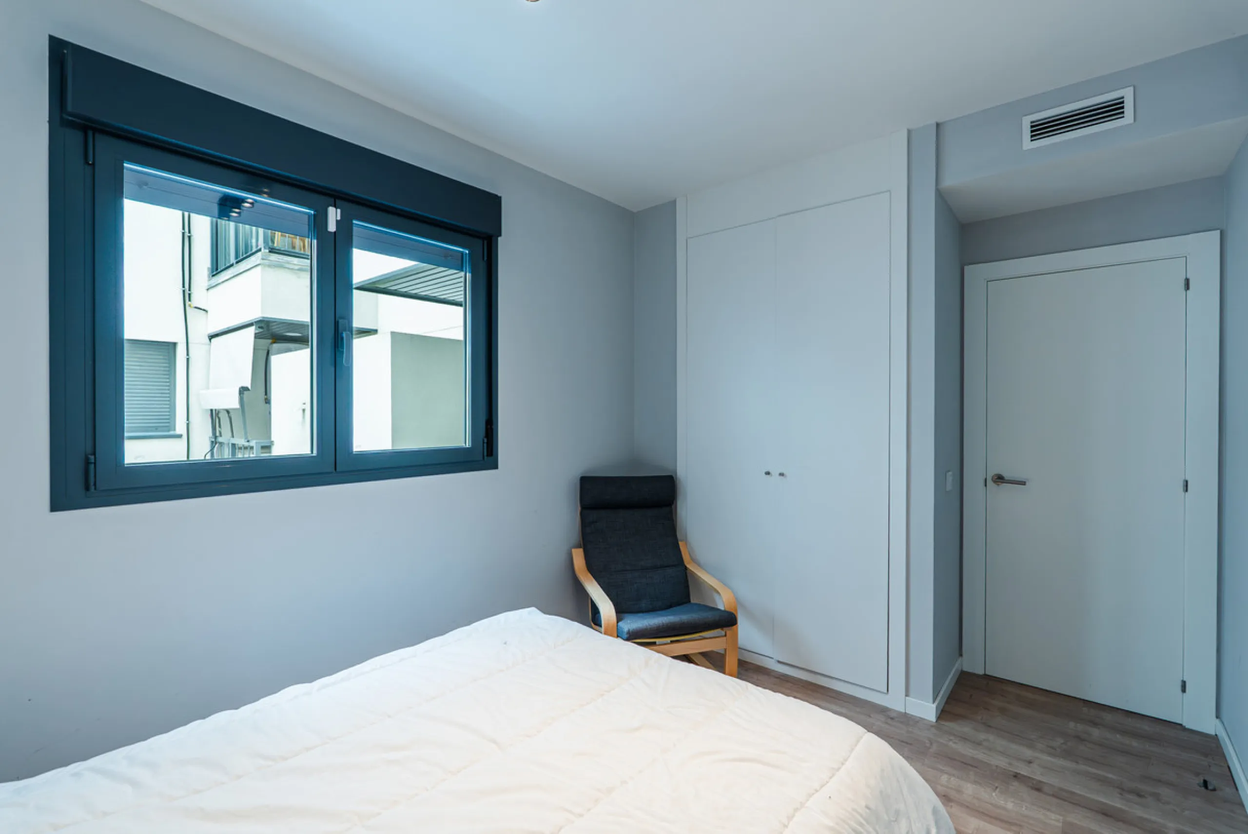 Discover a modern, light-filled 3-bedroom apartment designed for effortless Mediterranean living. Located in one of Mijas Costa's most dynamic and fast-growing areas, this elegant residence offers the perfect balance between comfort, convenience, and inve