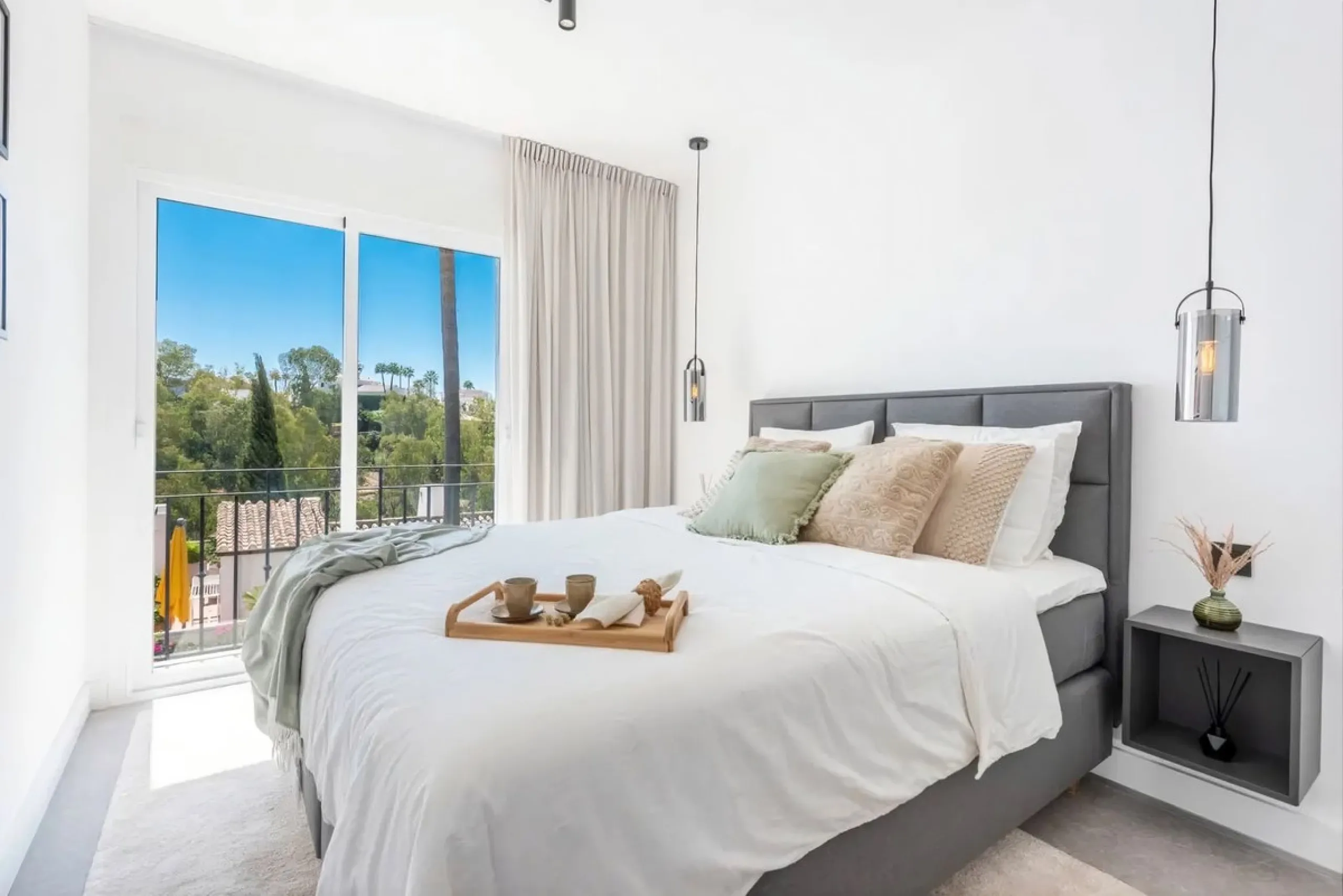 South-facing, move-in ready apartment with panoramic sea views.