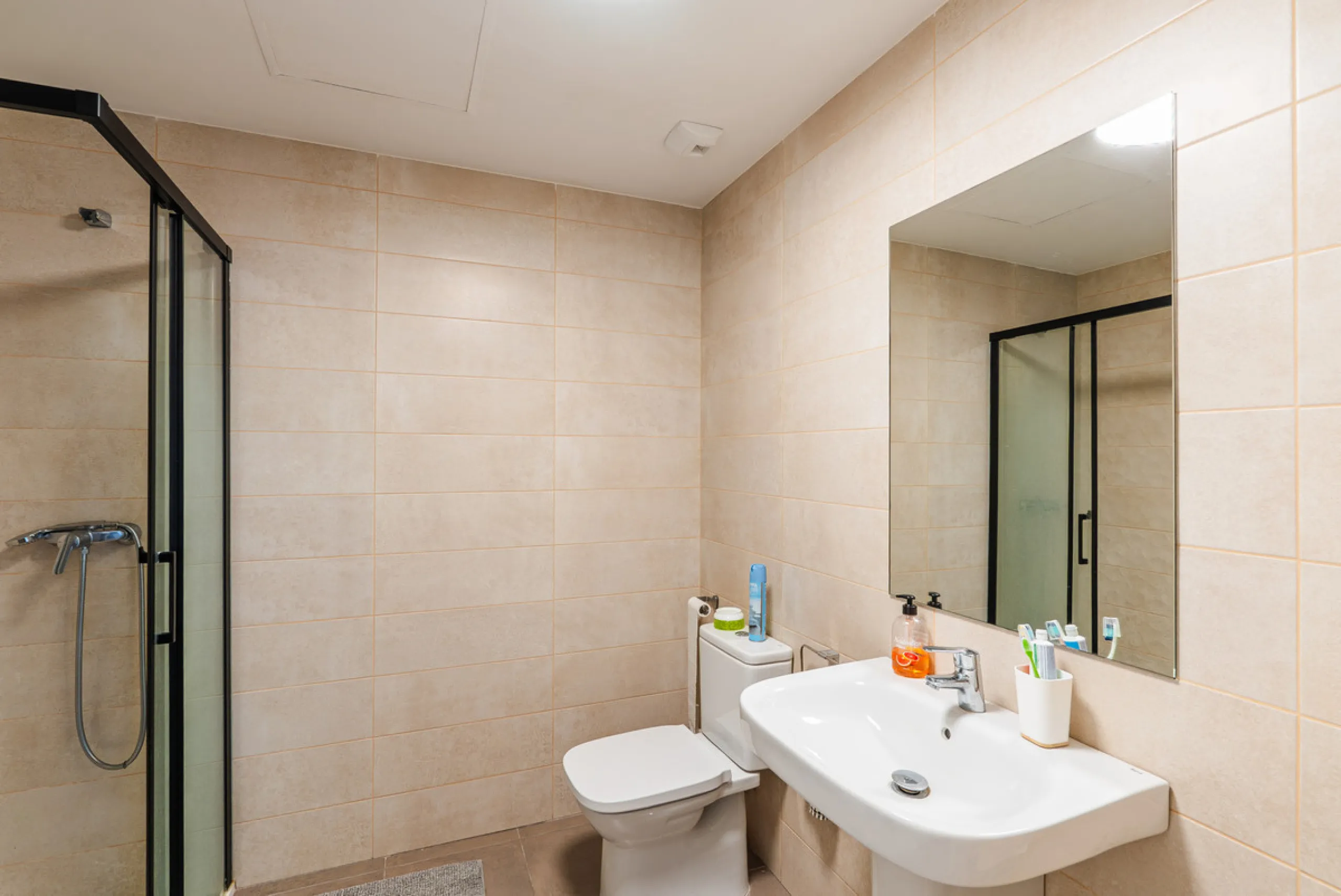 Discover a modern, light-filled 3-bedroom apartment designed for effortless Mediterranean living. Located in one of Mijas Costa's most dynamic and fast-growing areas, this elegant residence offers the perfect balance between comfort, convenience, and inve