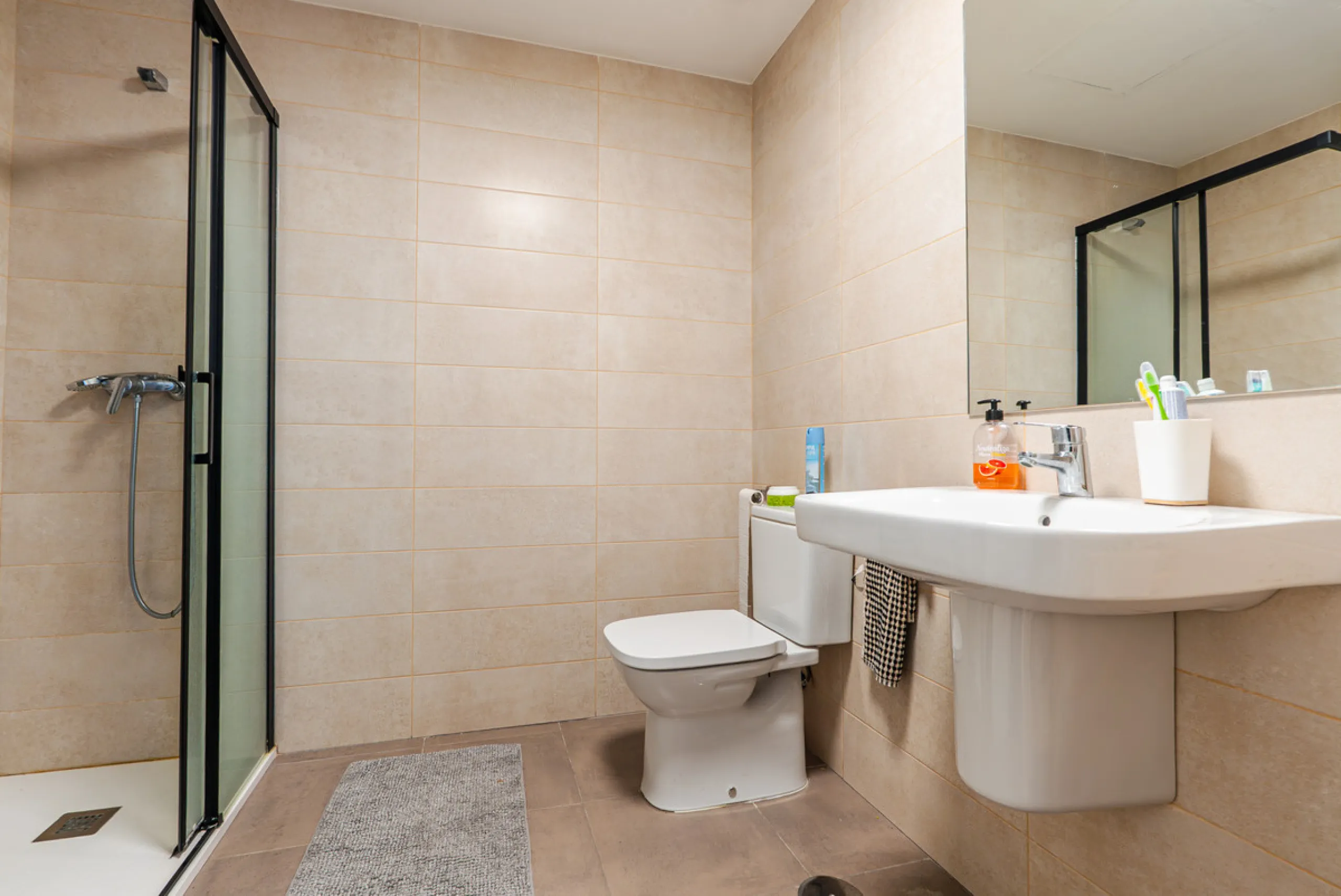 Discover a modern, light-filled 3-bedroom apartment designed for effortless Mediterranean living. Located in one of Mijas Costa's most dynamic and fast-growing areas, this elegant residence offers the perfect balance between comfort, convenience, and inve