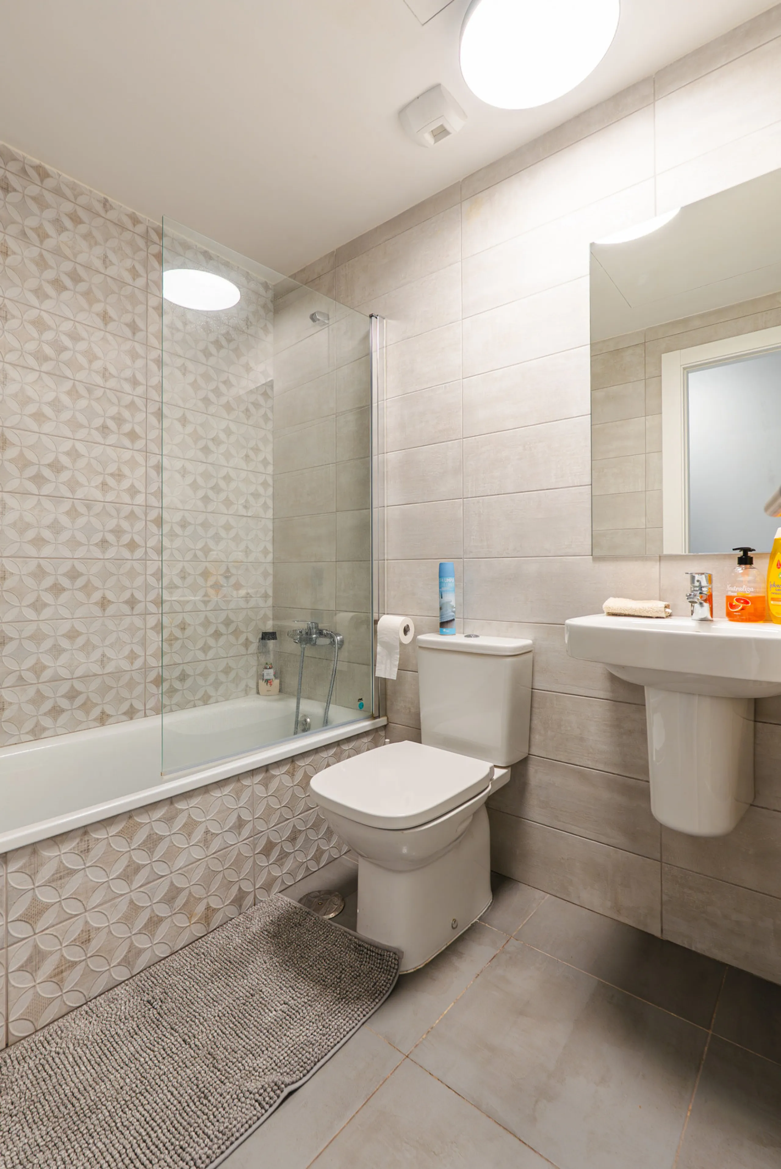 Discover a modern, light-filled 3-bedroom apartment designed for effortless Mediterranean living. Located in one of Mijas Costa's most dynamic and fast-growing areas, this elegant residence offers the perfect balance between comfort, convenience, and inve