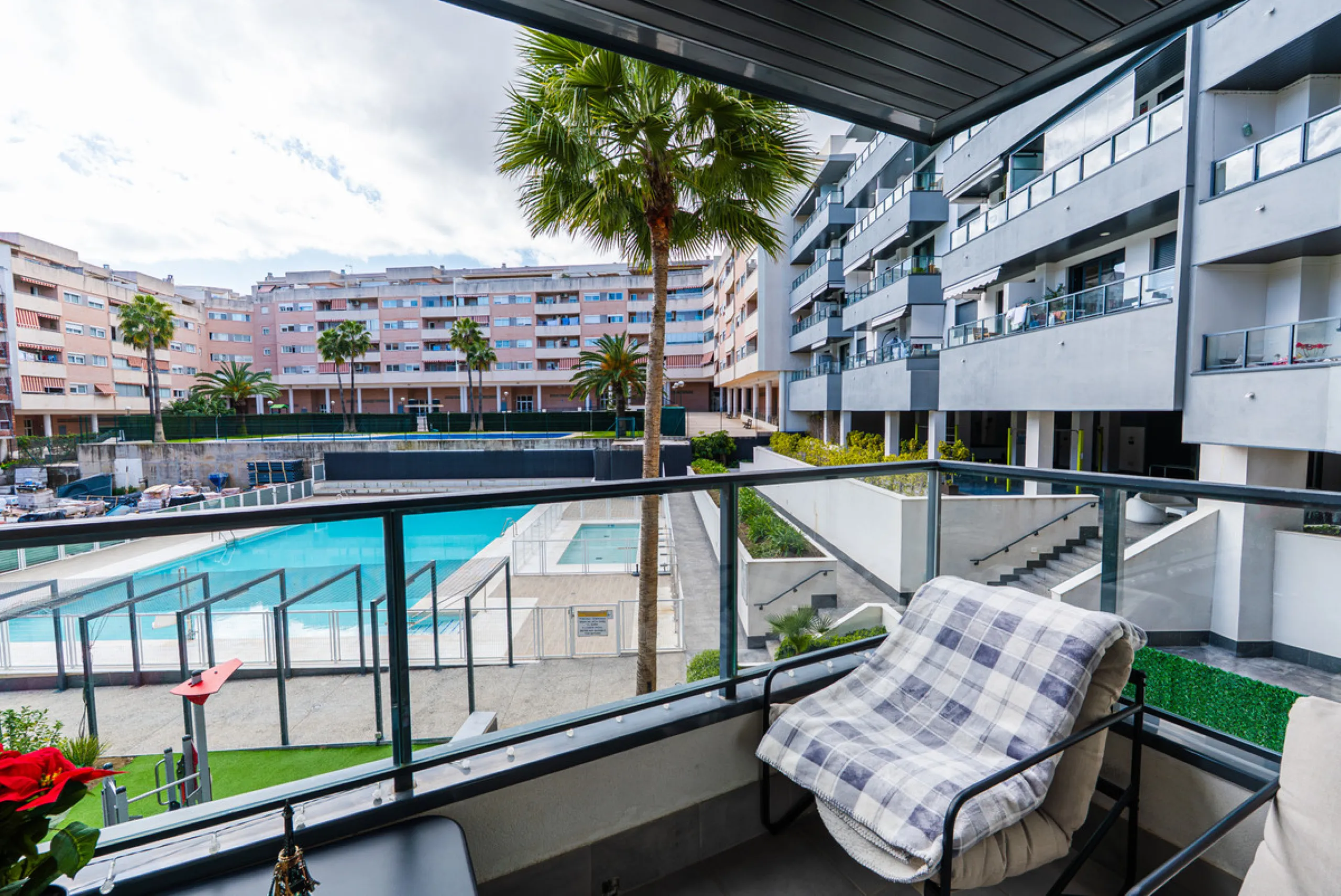 Discover a modern, light-filled 3-bedroom apartment designed for effortless Mediterranean living. Located in one of Mijas Costa's most dynamic and fast-growing areas, this elegant residence offers the perfect balance between comfort, convenience, and inve