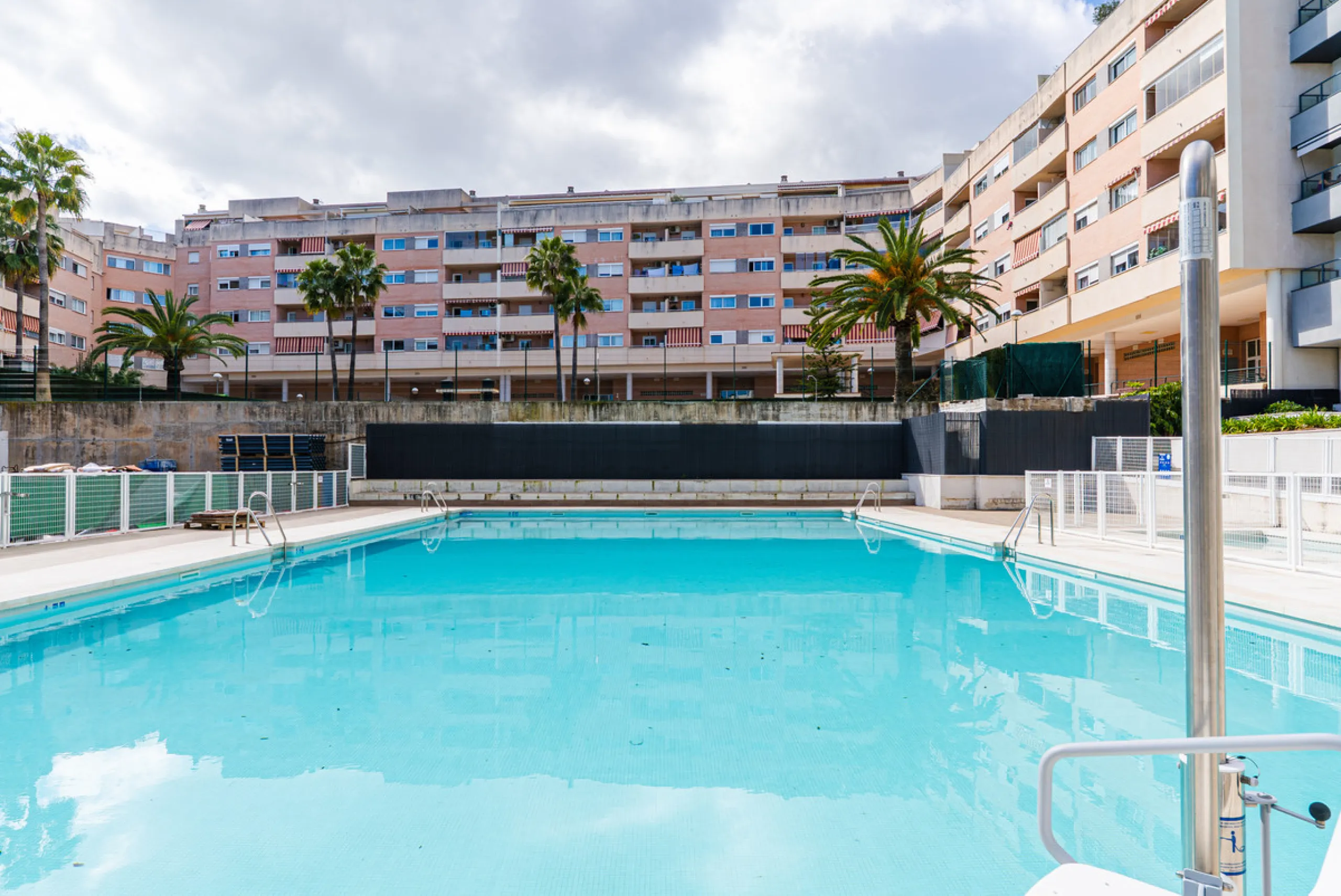 Discover a modern, light-filled 3-bedroom apartment designed for effortless Mediterranean living. Located in one of Mijas Costa's most dynamic and fast-growing areas, this elegant residence offers the perfect balance between comfort, convenience, and inve