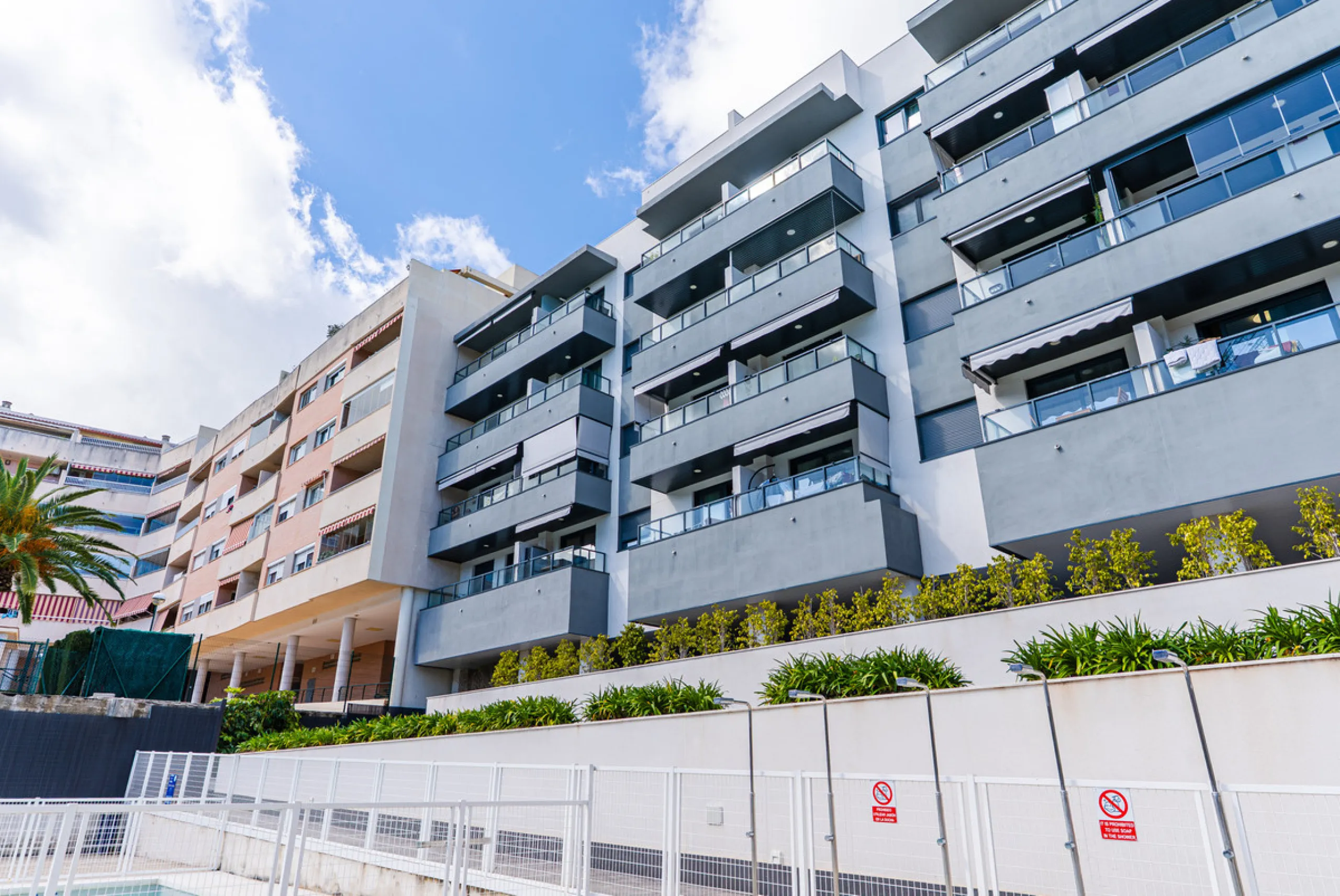 Discover a modern, light-filled 3-bedroom apartment designed for effortless Mediterranean living. Located in one of Mijas Costa's most dynamic and fast-growing areas, this elegant residence offers the perfect balance between comfort, convenience, and inve