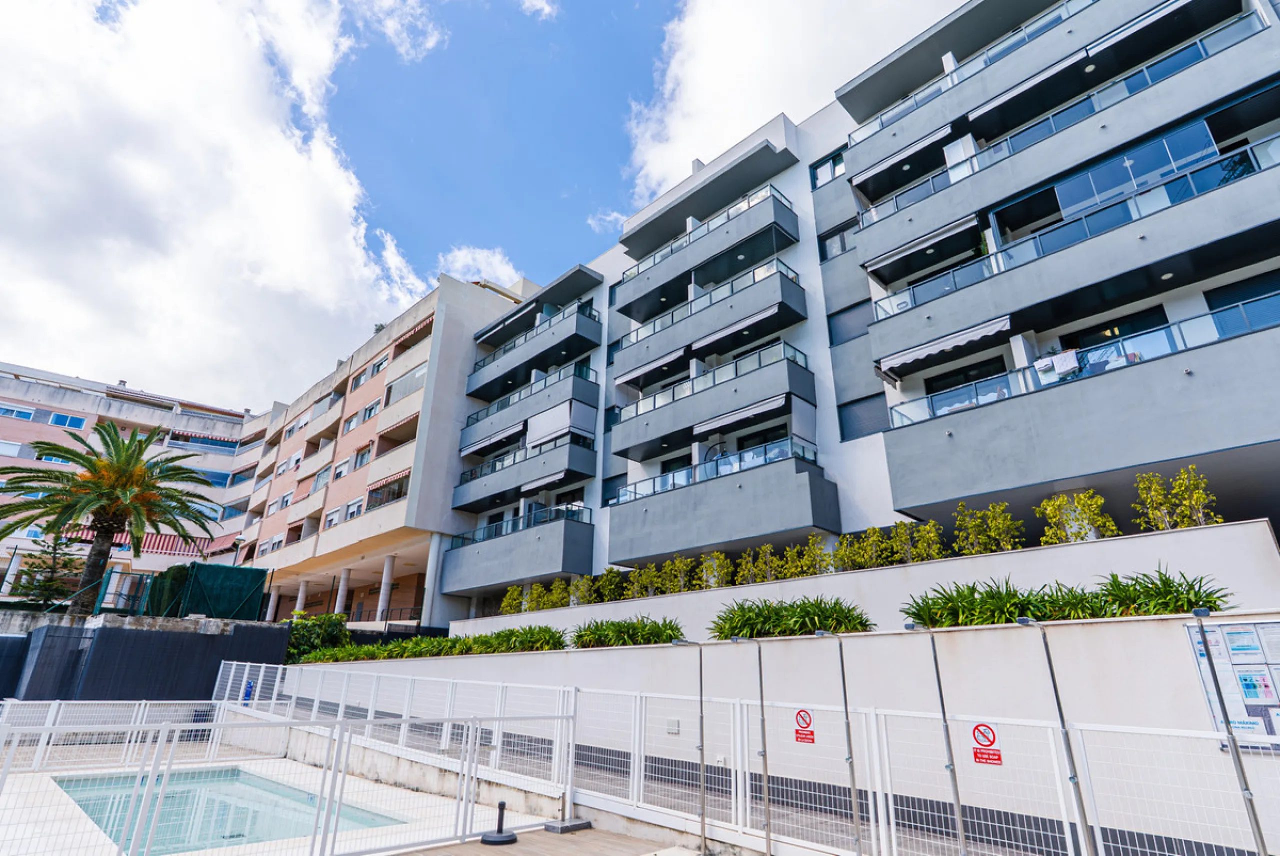 Discover a modern, light-filled 3-bedroom apartment designed for effortless Mediterranean living. Located in one of Mijas Costa's most dynamic and fast-growing areas, this elegant residence offers the perfect balance between comfort, convenience, and inve