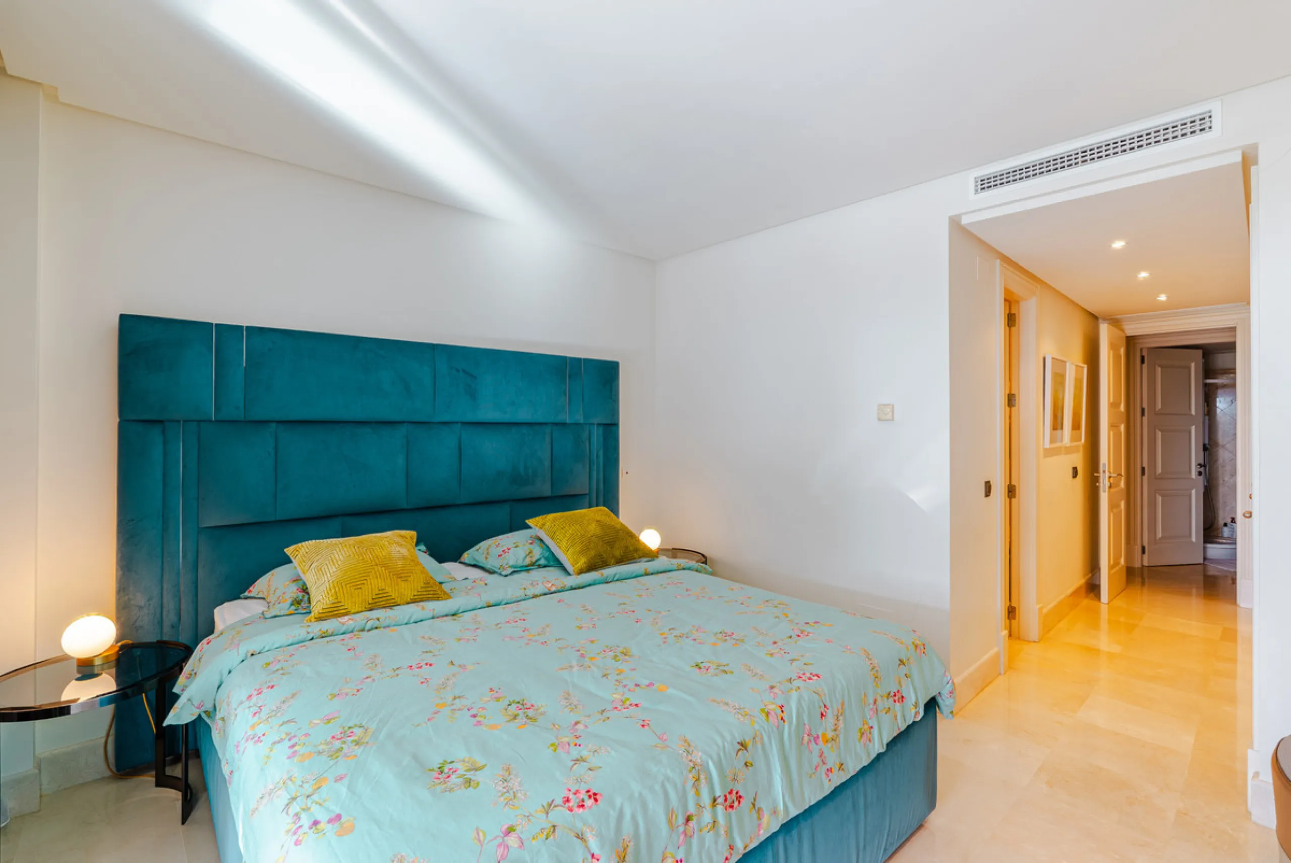 Apartment - Middle Floor Apartment в продаже в Estepona, Málaga. В доме 3 спален и 3 ванных комнат. Площадь дома 224 м²