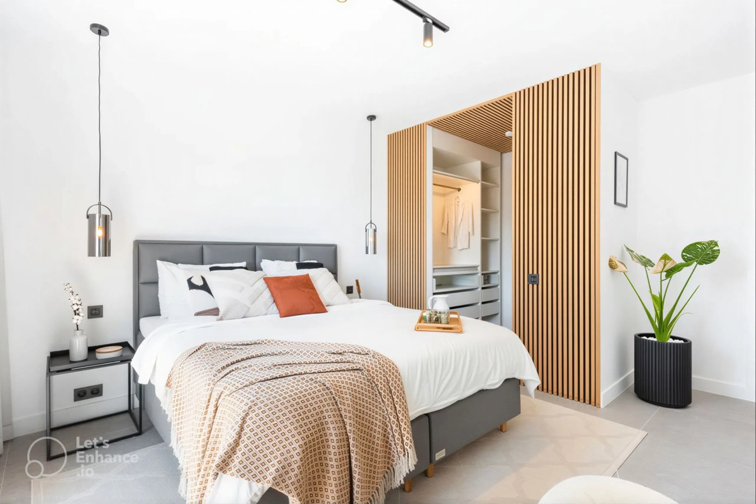 South-facing, move-in ready apartment with panoramic sea views.